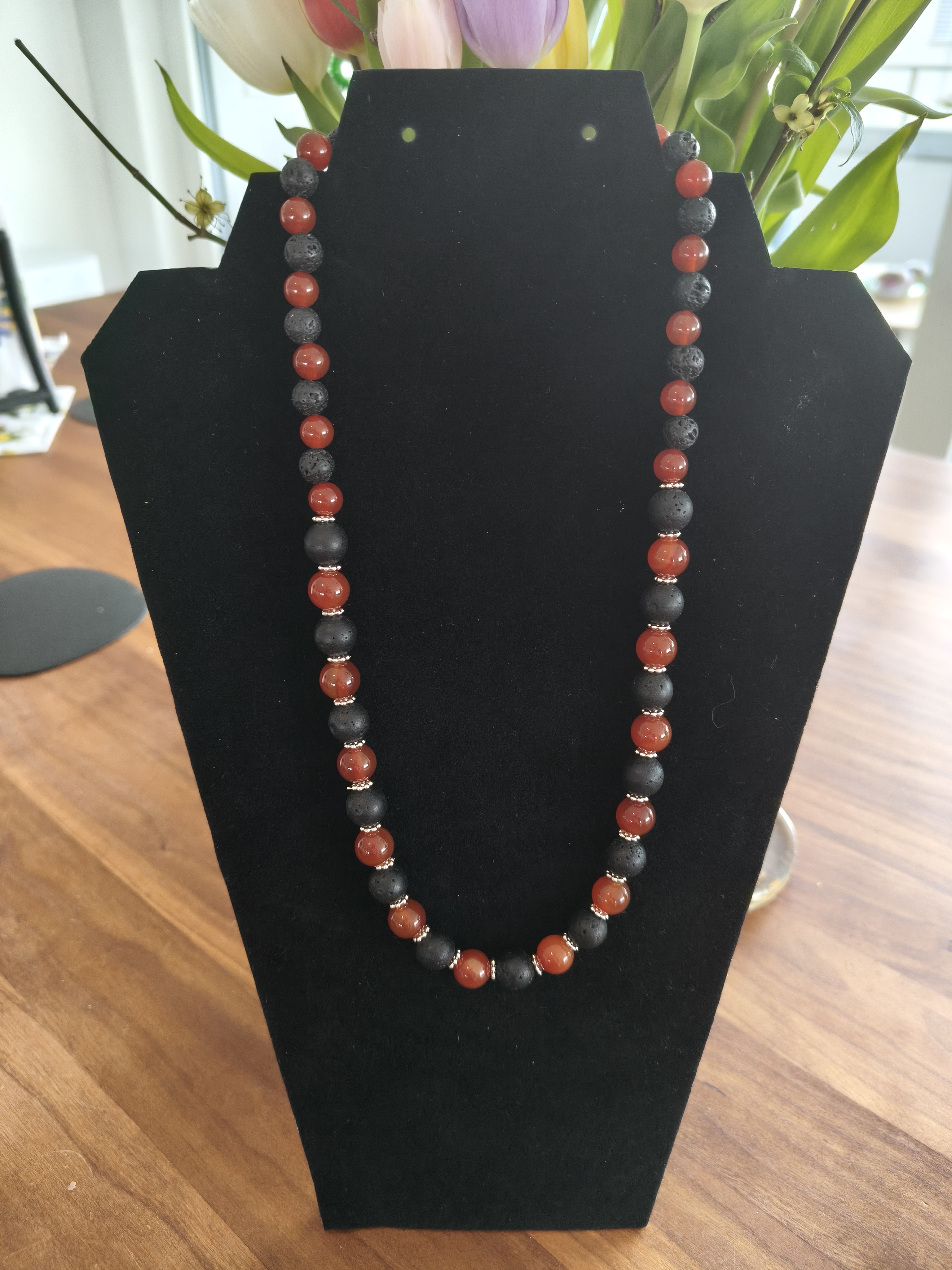 Halskette aus Lava und Karneol Steinen.