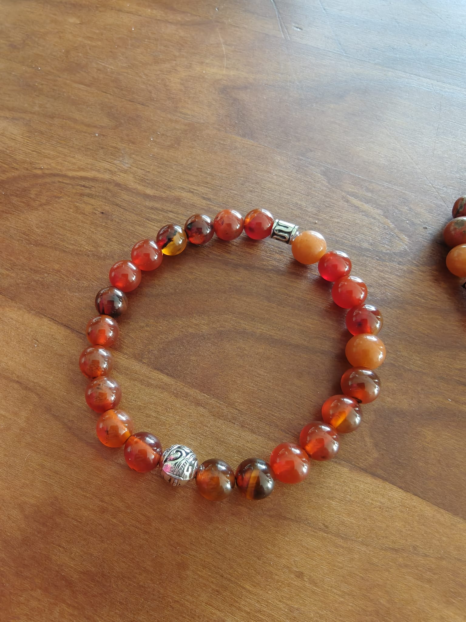 Armband aus roten Edelstein-Perlen