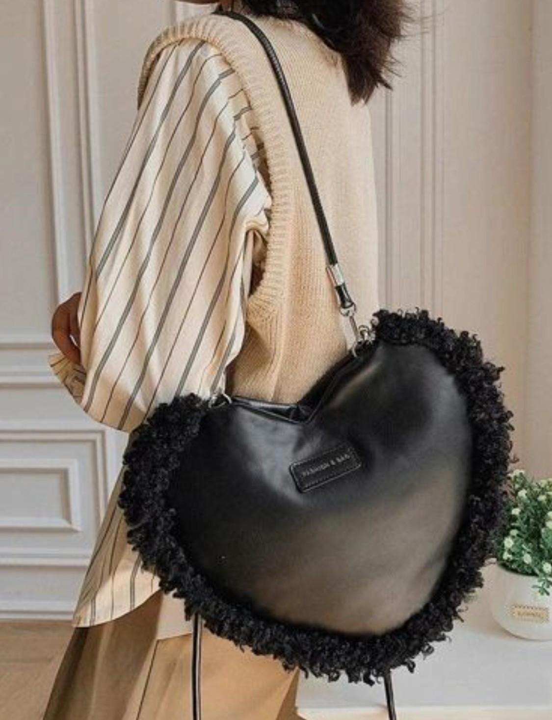 Black Heart-Shaped Shoulder Bag