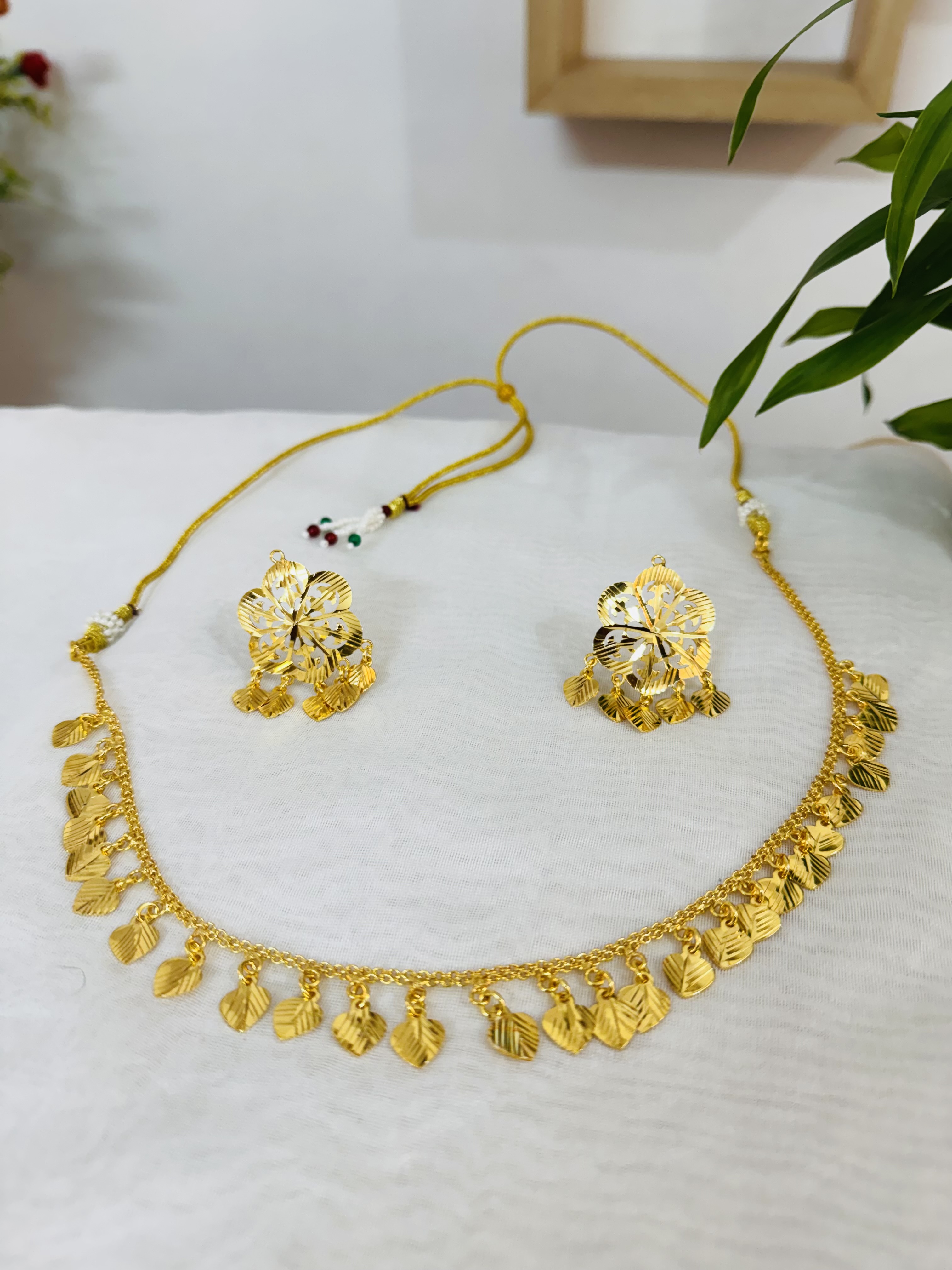 Traditional Gold Look Sleek Necklace Set 