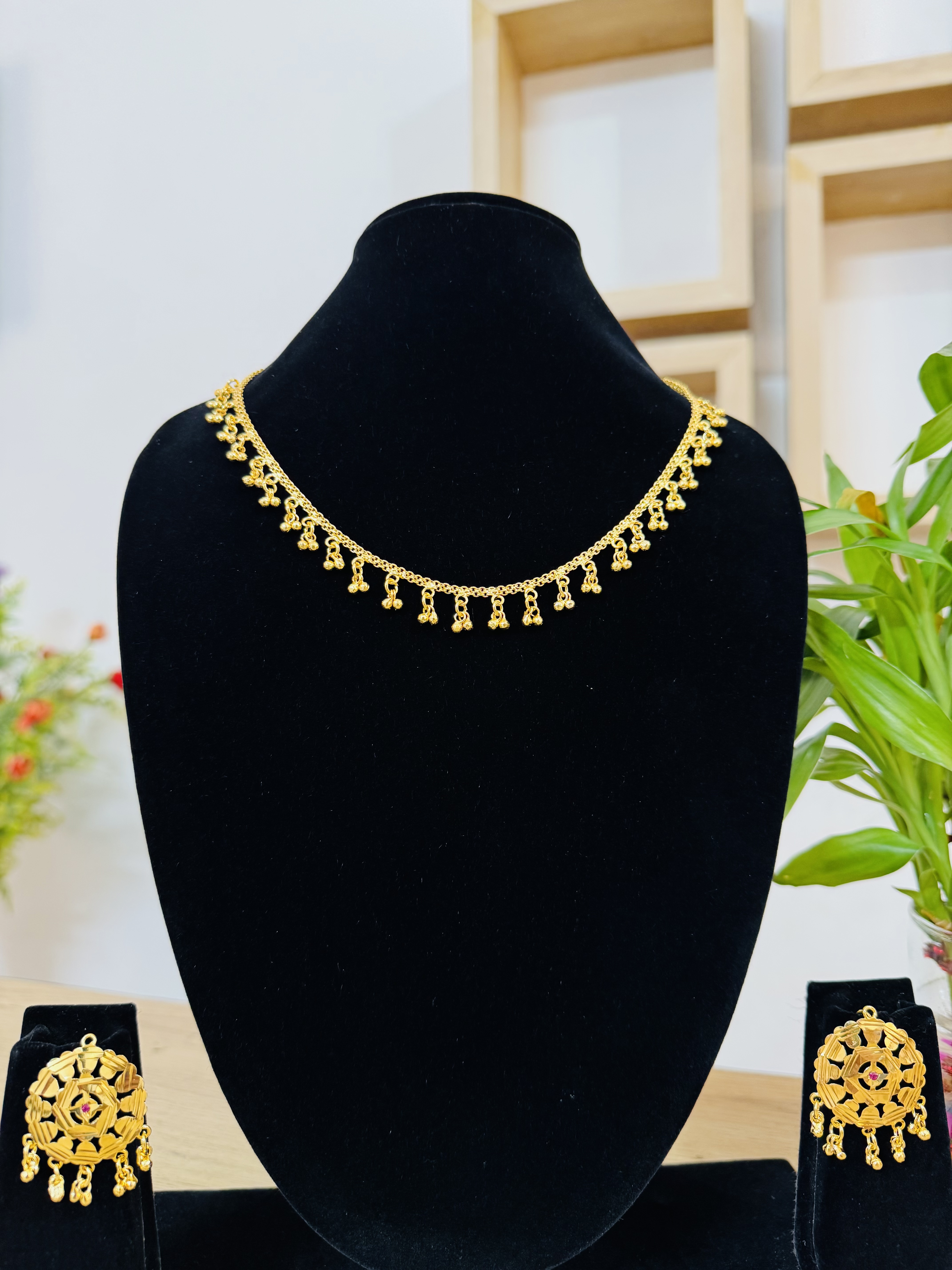 Gold Look Sleek Necklace Set