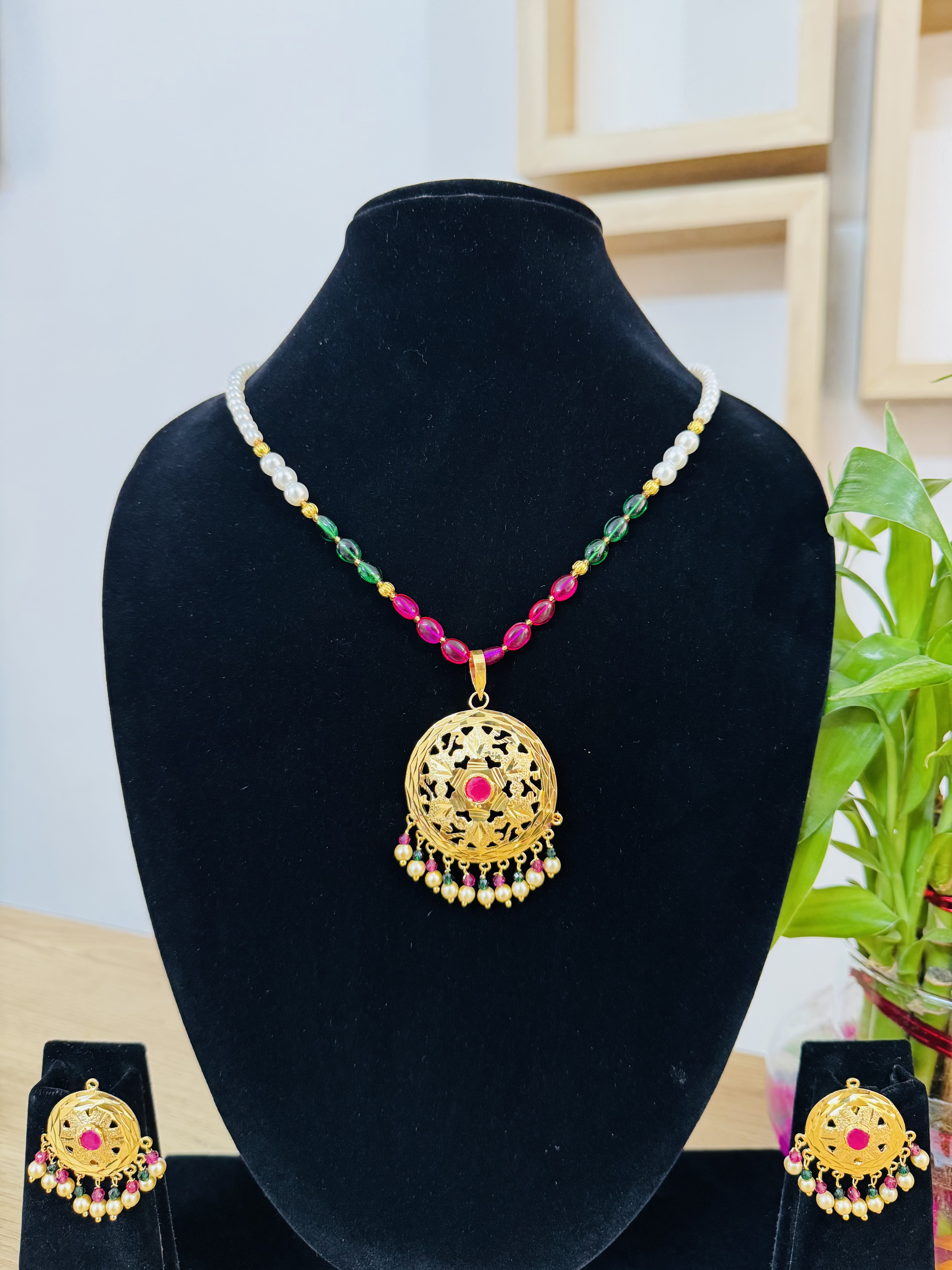 Gold Look Pendant Set With Ruby Green Pearls 