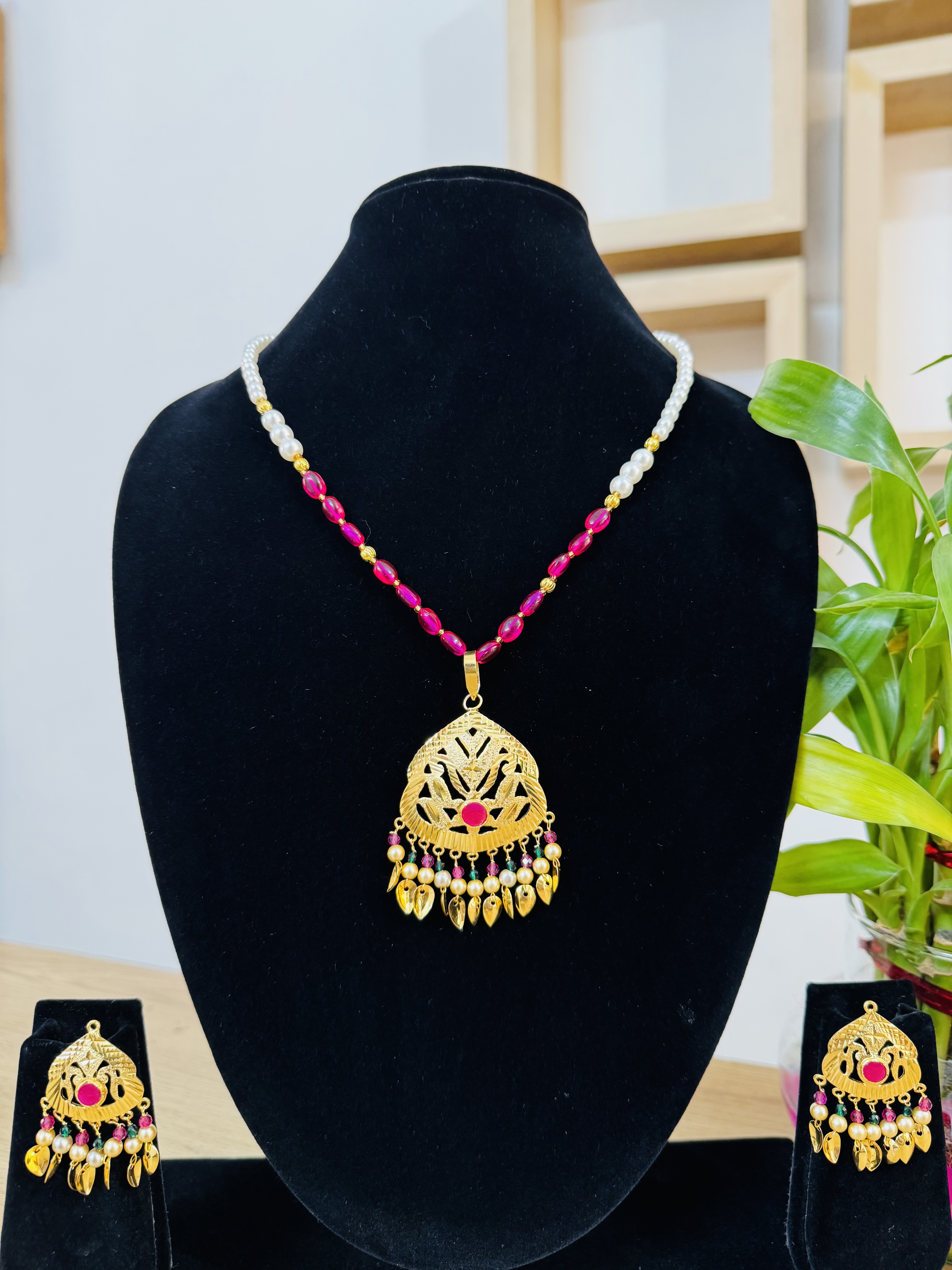 Gold Look Pendant Set With Ruby Green Pearls