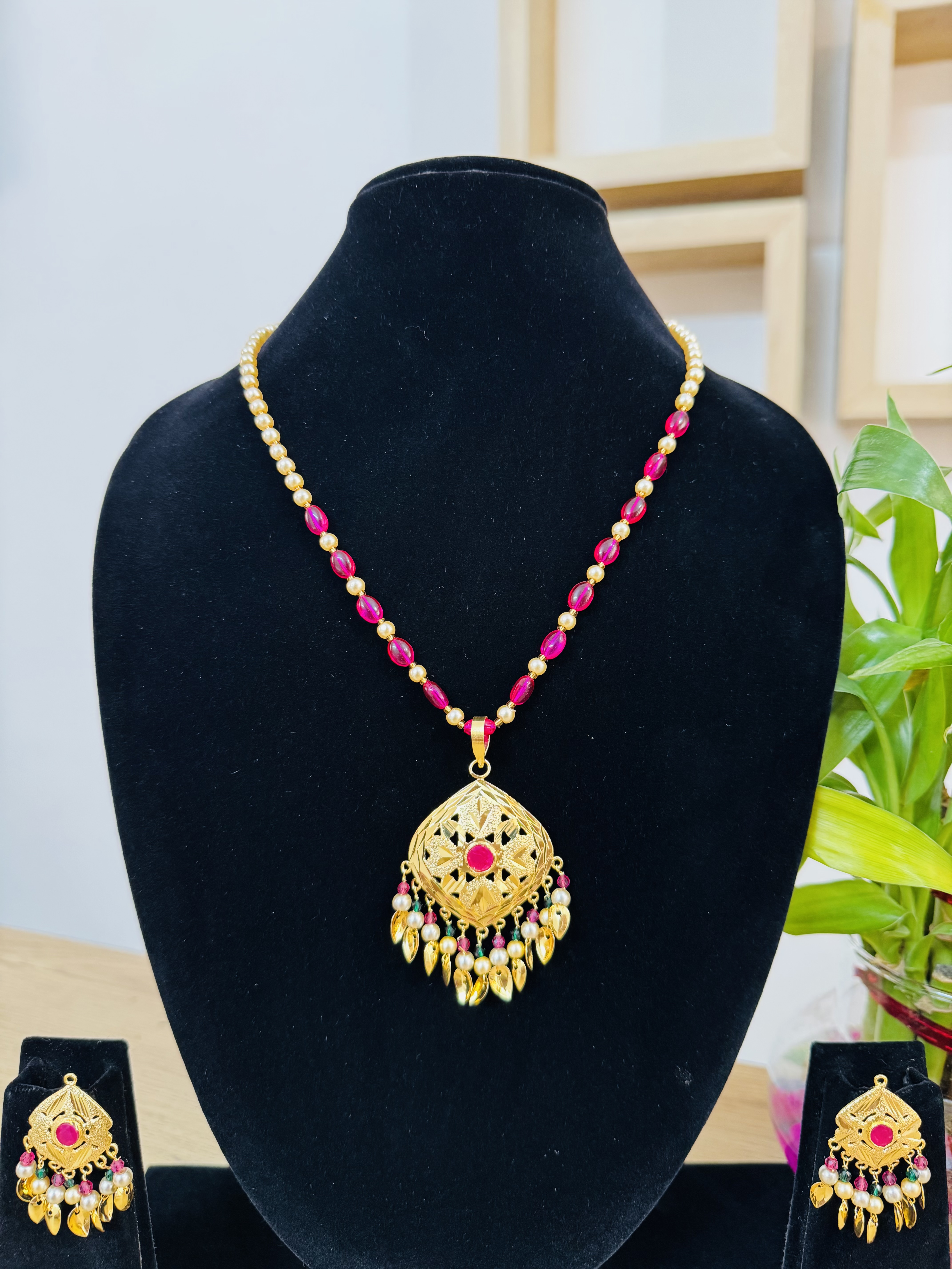 Gold Look Pendant Set With Ruby Green Pearls
