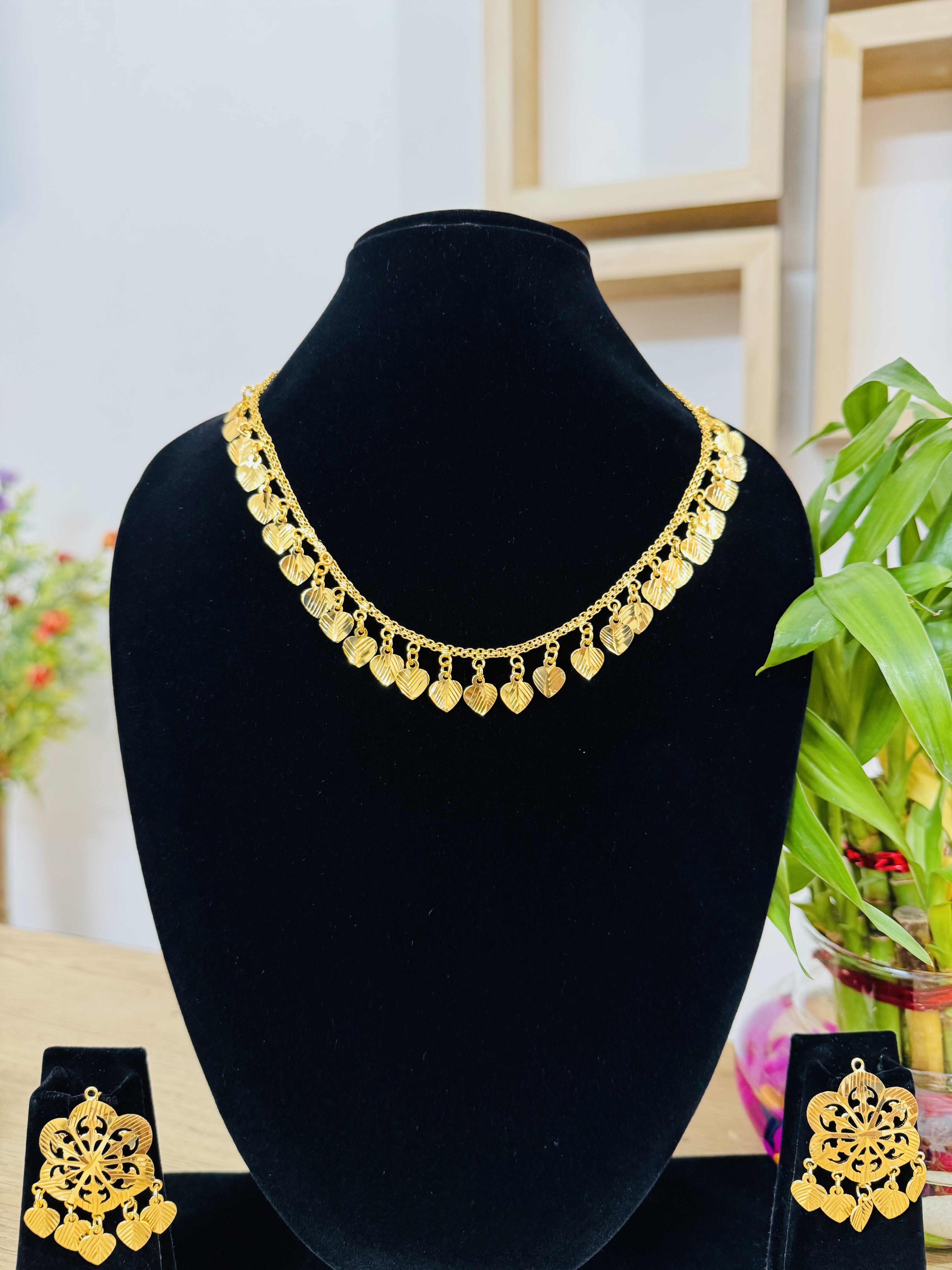 Traditional Gold Look Sleek Necklace Set 