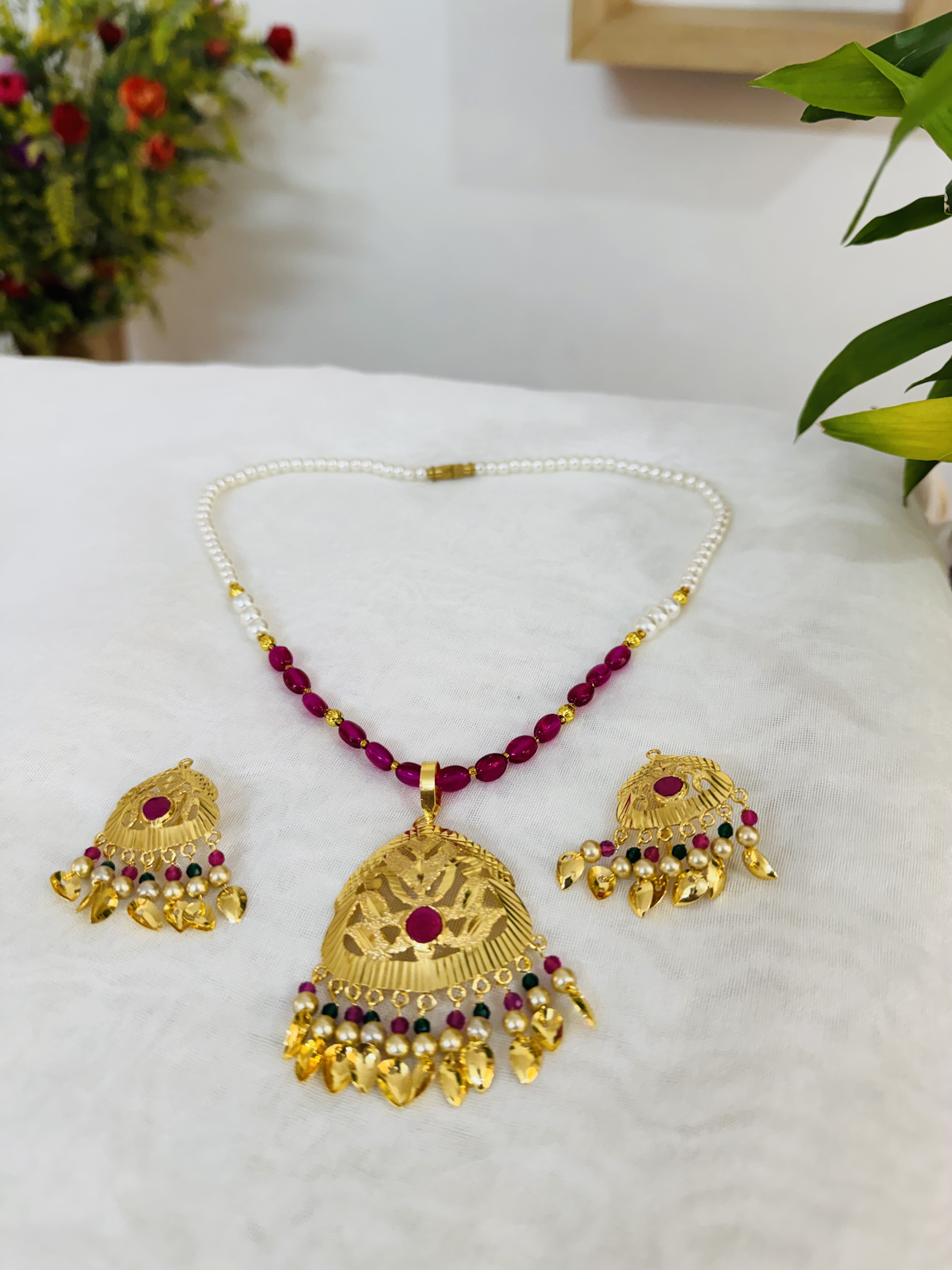 Gold Look Pendant Set With Ruby Green Pearls