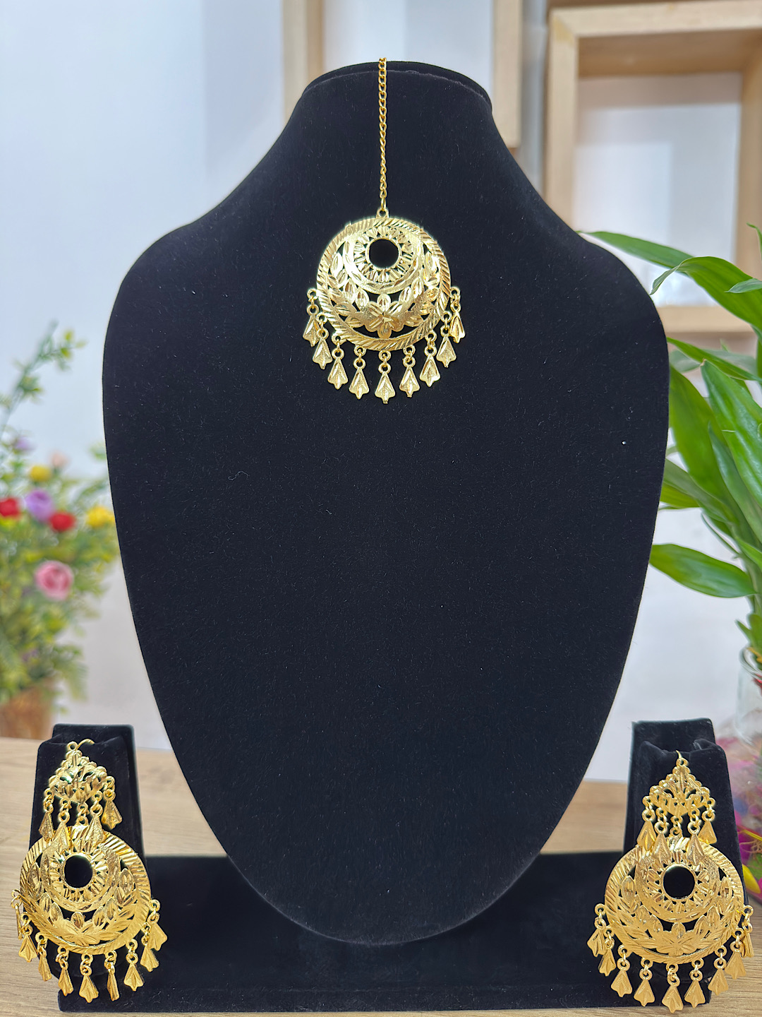 Traditional Look Earrings With Maang Tikka