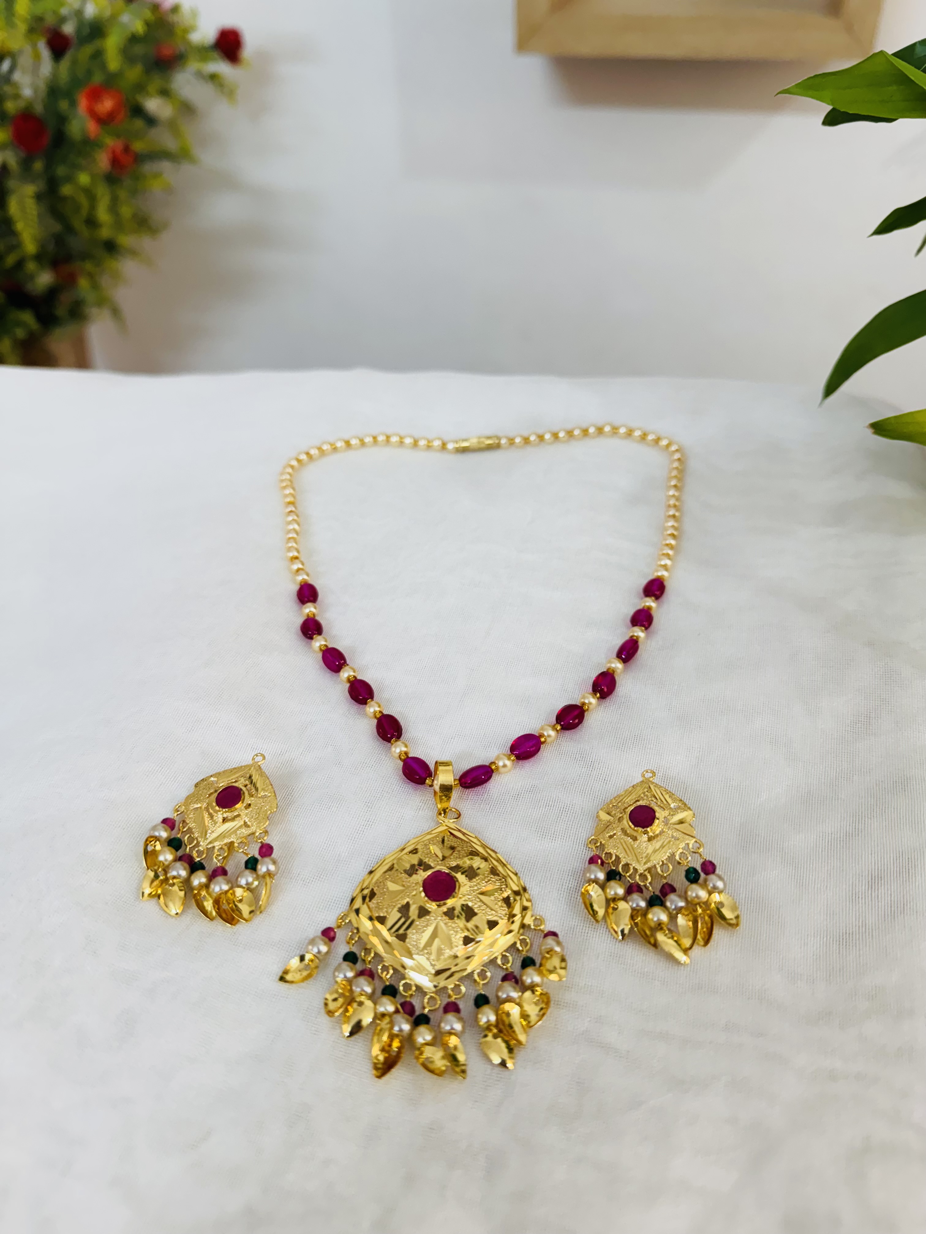 Gold Look Pendant Set With Ruby Green Pearls