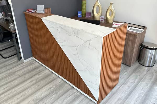Mostrador de recepción moderno