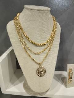 Colar Dourado com Medalhão