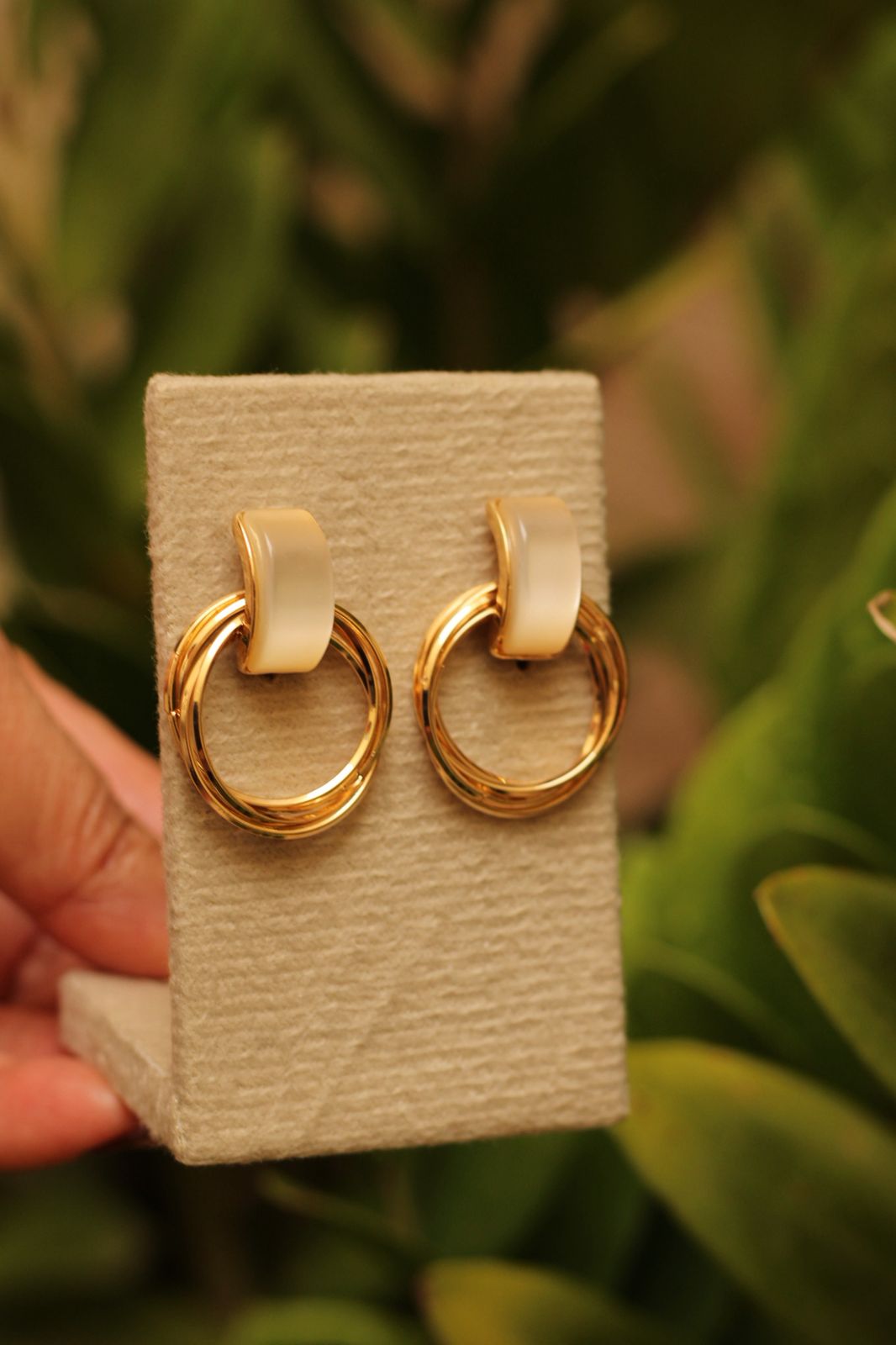 Brinco Argola Dourada com Detalhe Bege