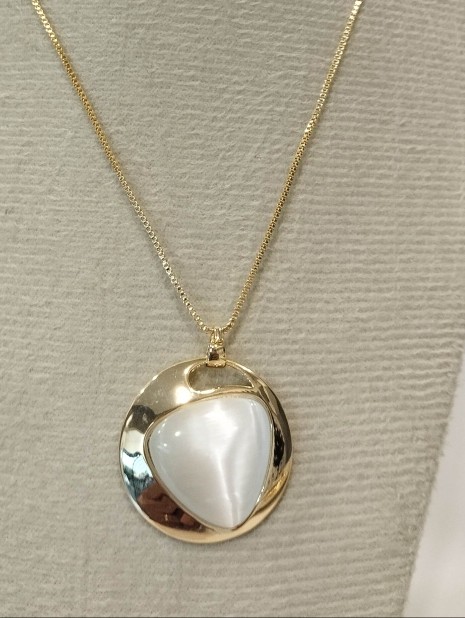 Colar Dourado com Pingente Madre Pérola