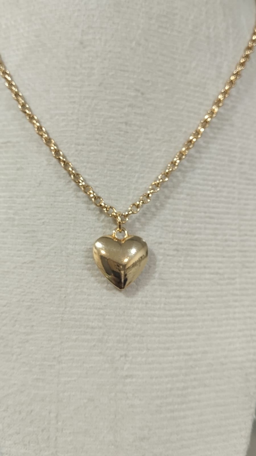 Colar Dourado com Pingente de Coração