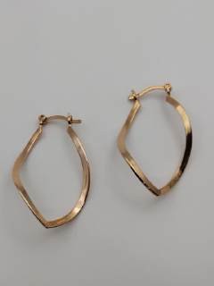 Brincos dourados geométricos