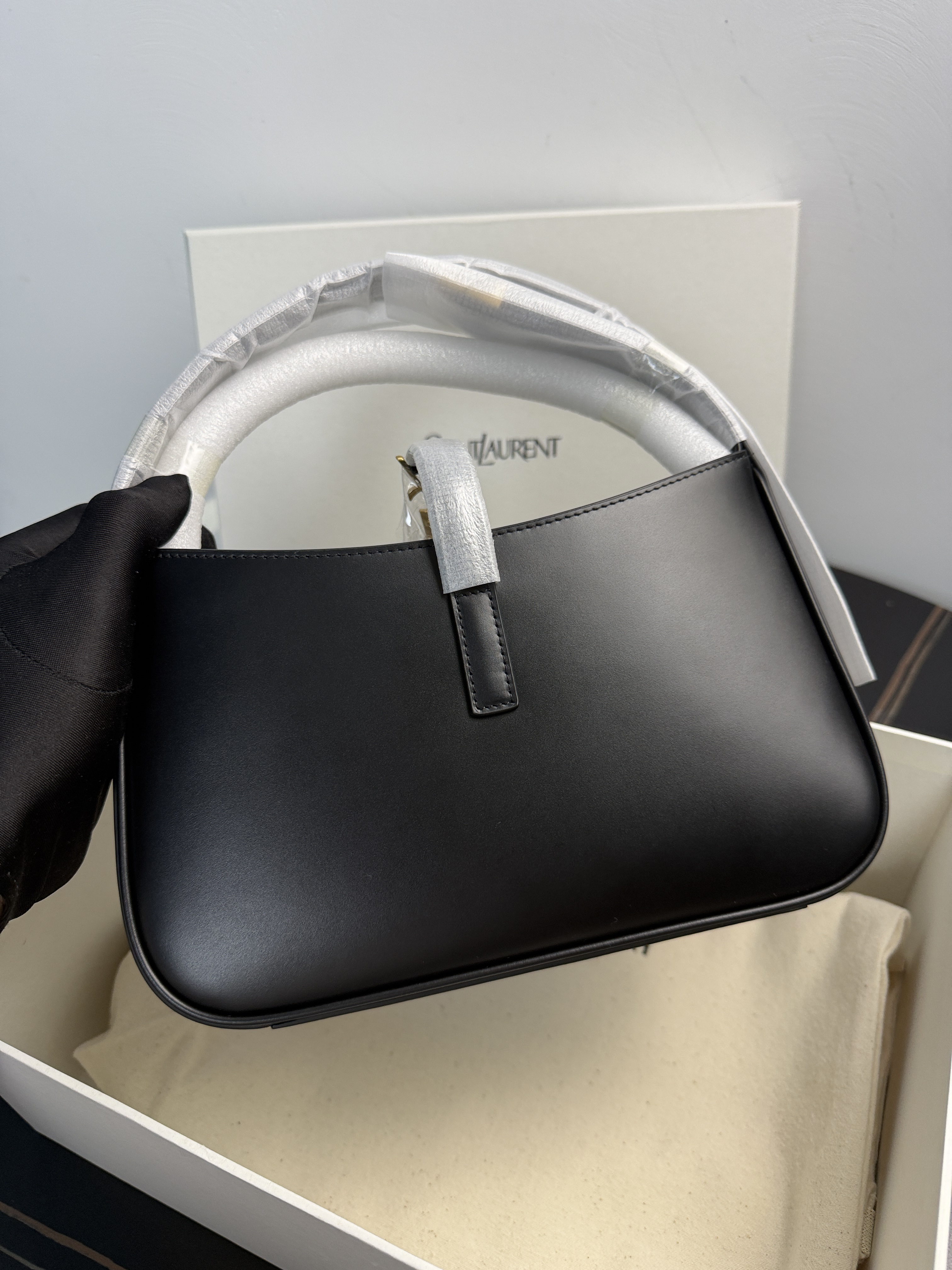YSL 5 À 7 hobo bag in smooth black leather