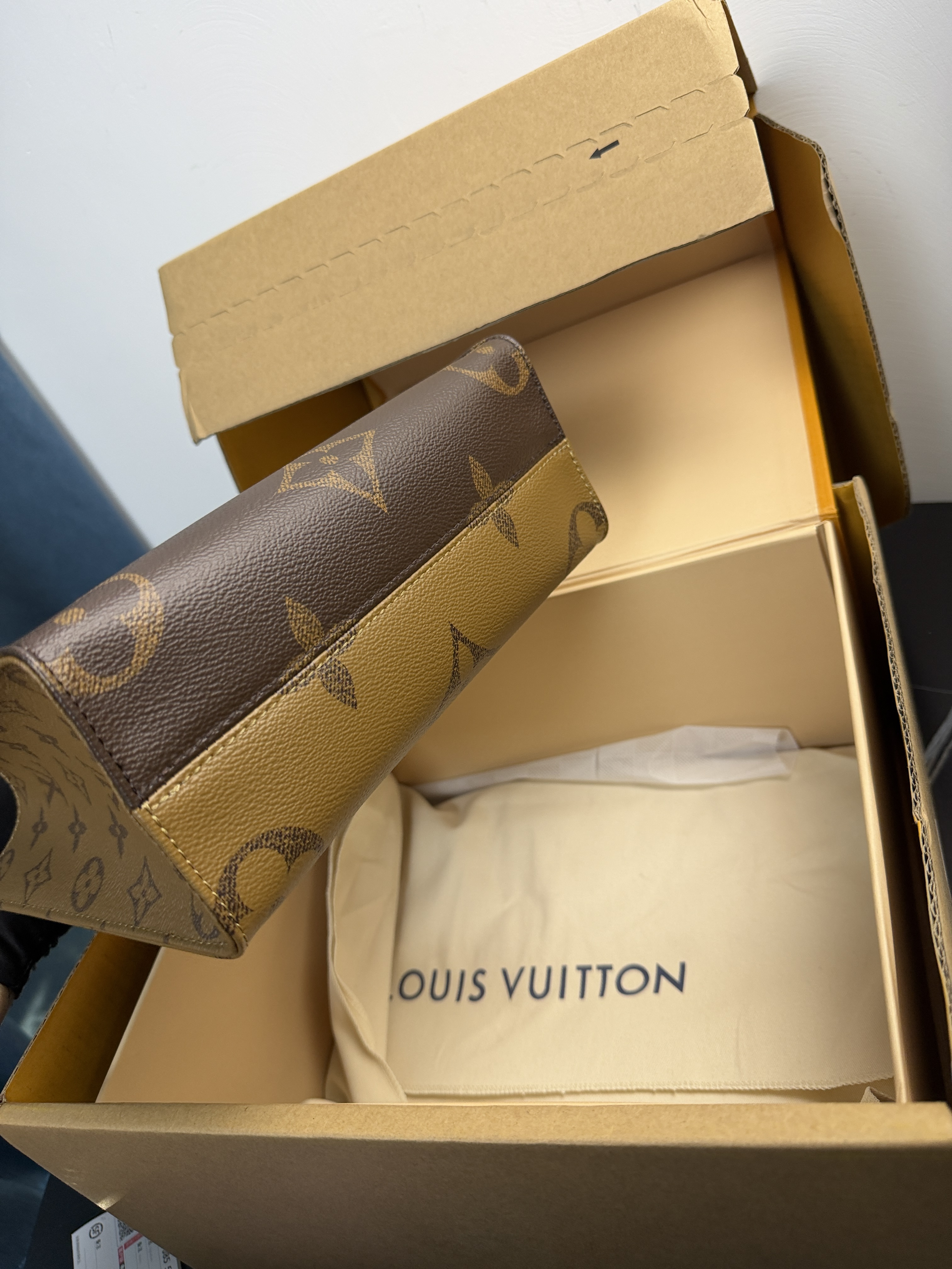 LV OnTheGo PM handbag in Monogram