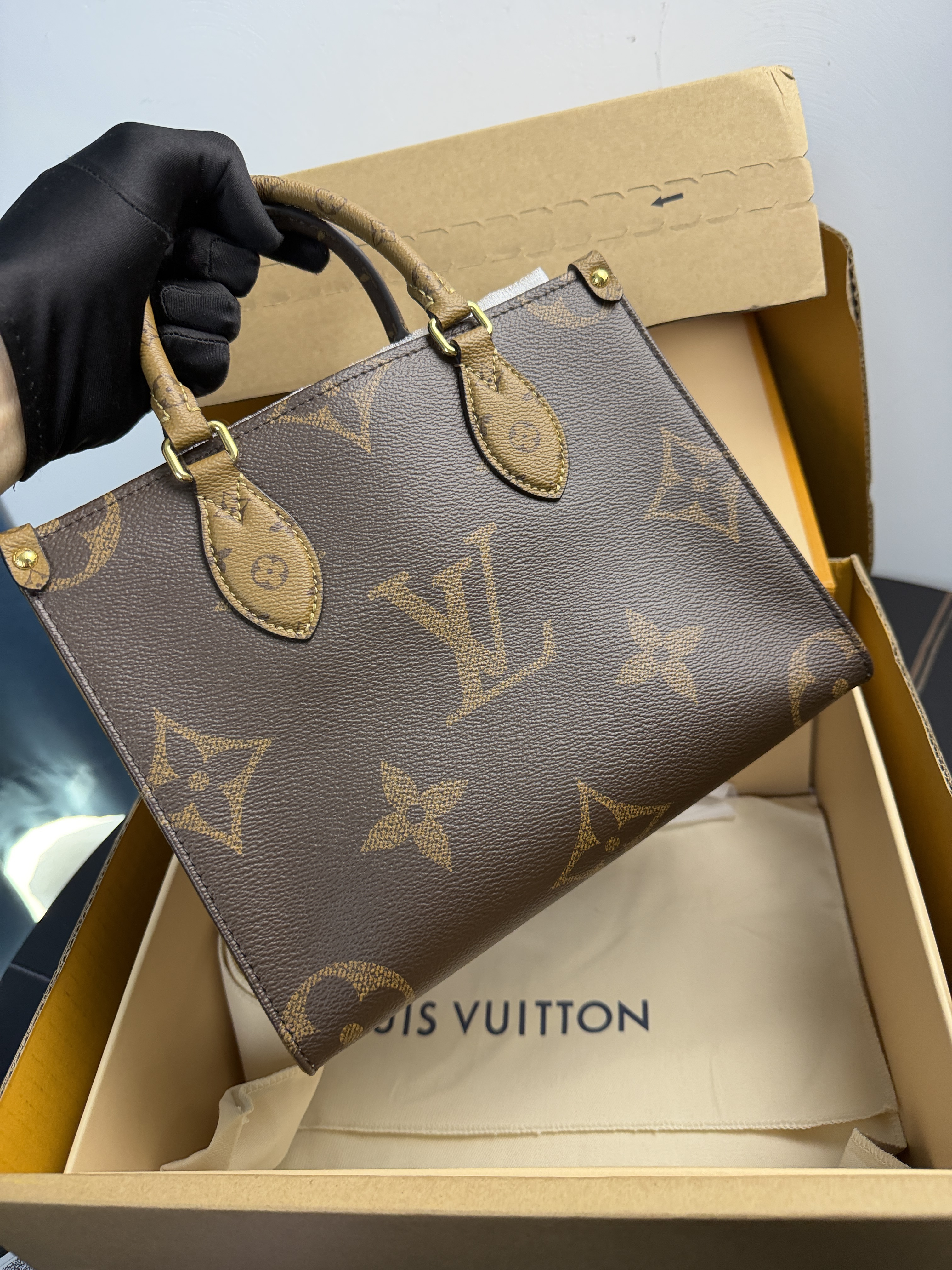 LV OnTheGo PM handbag in Monogram