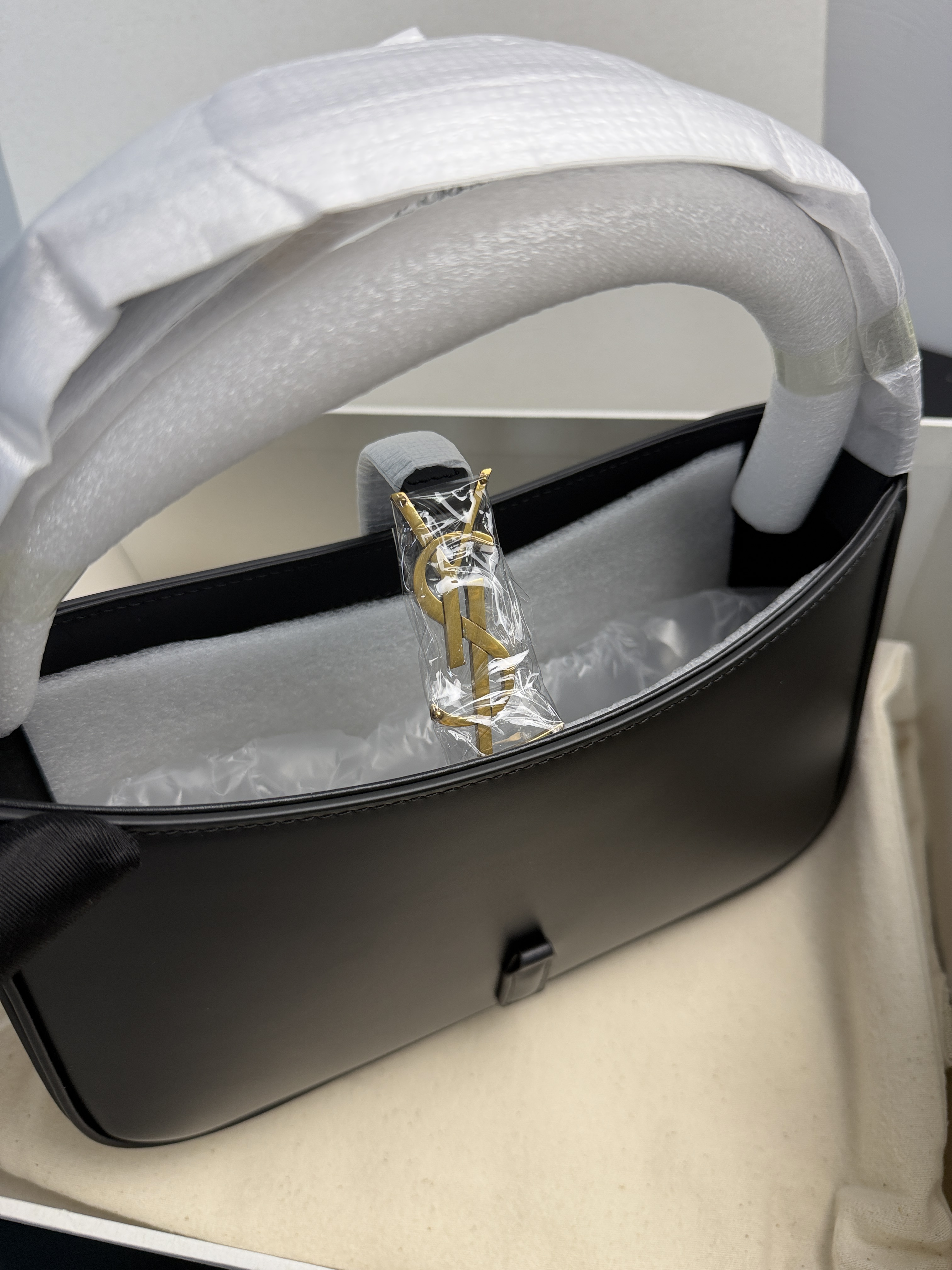 YSL 5 À 7 hobo bag in smooth black leather