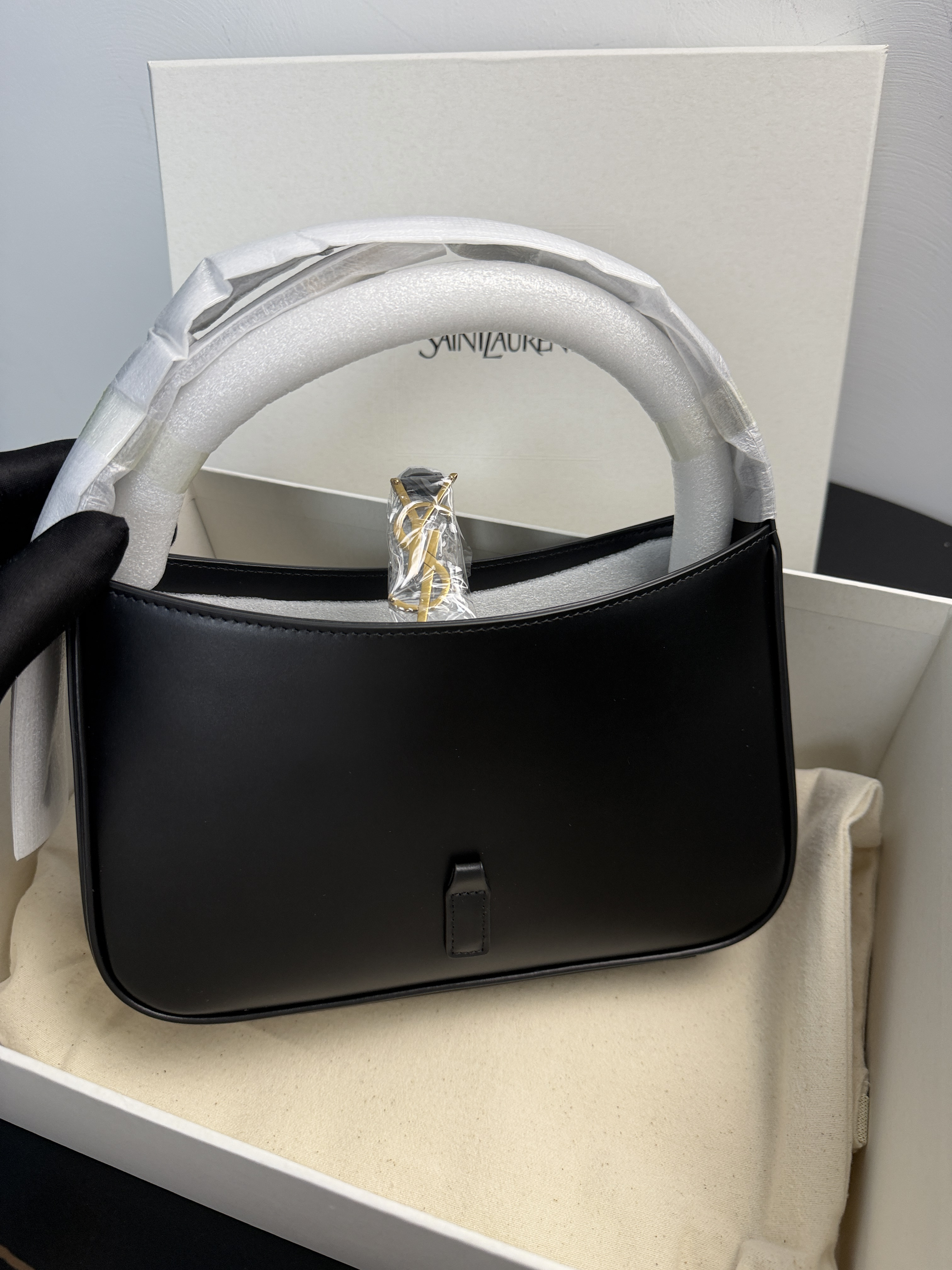 YSL 5 À 7 hobo bag in smooth black leather