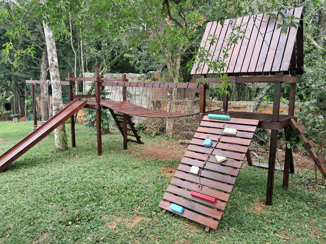 Playground de Madeira tratada para não estragar 