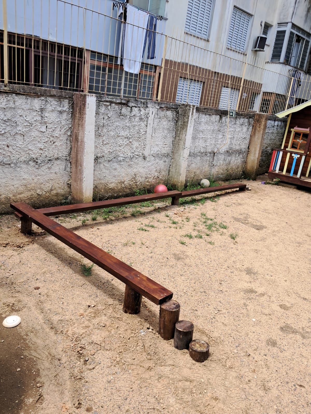 Passarela em madeiras e tocos