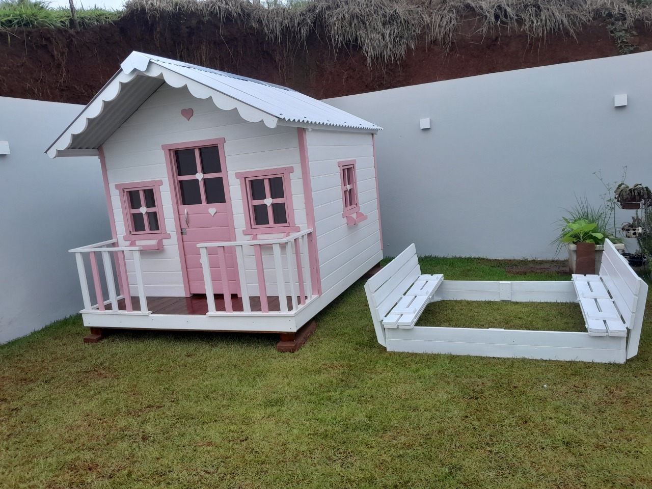 Casinha de Madeira Infantil com caixa de areia