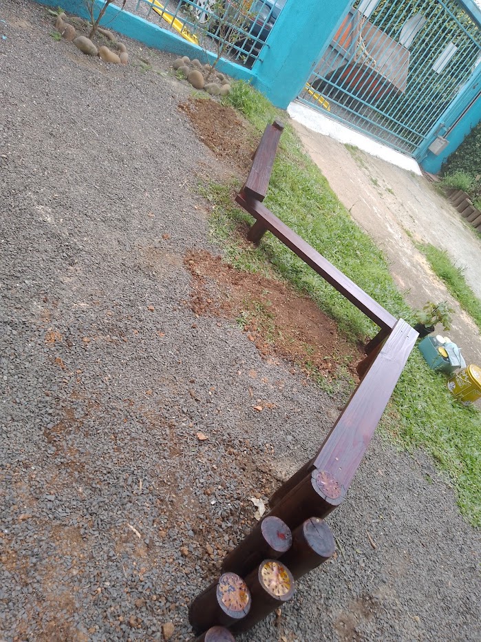 Passarela em madeiras e tocos