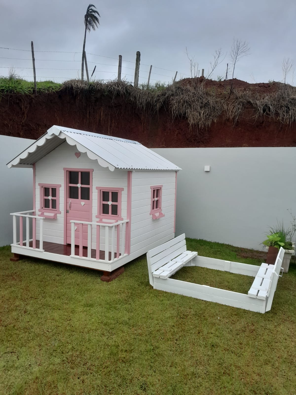 Casinha de Madeira Infantil com caixa de areia