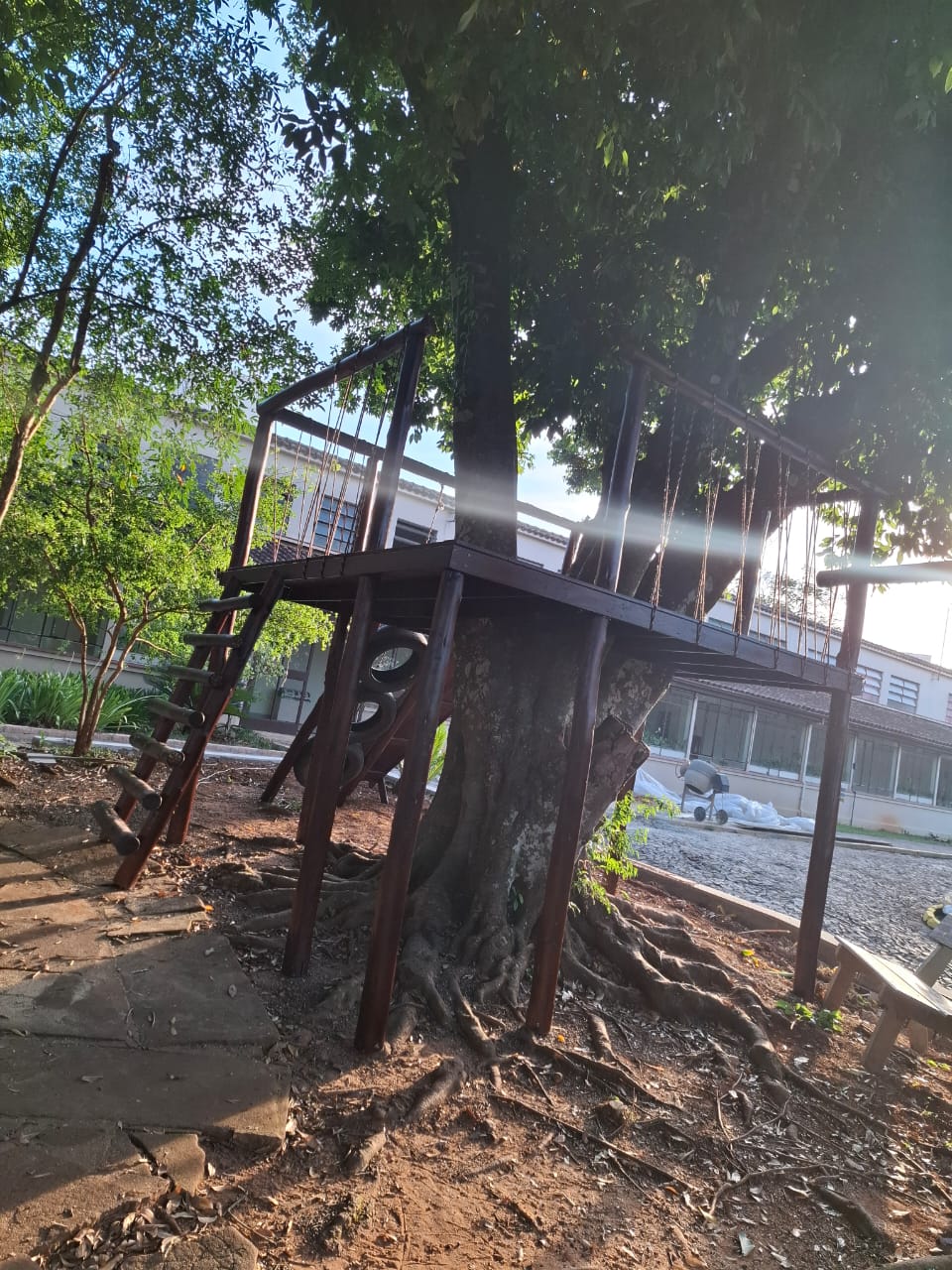 Casa na Árvore de Madeira playground rústico