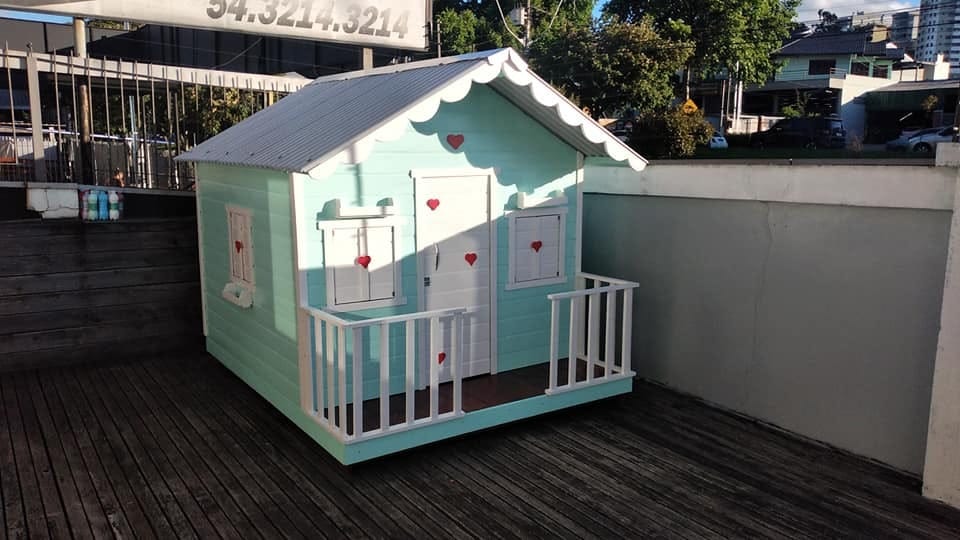 Casinha de Brinquedo de Madeira media