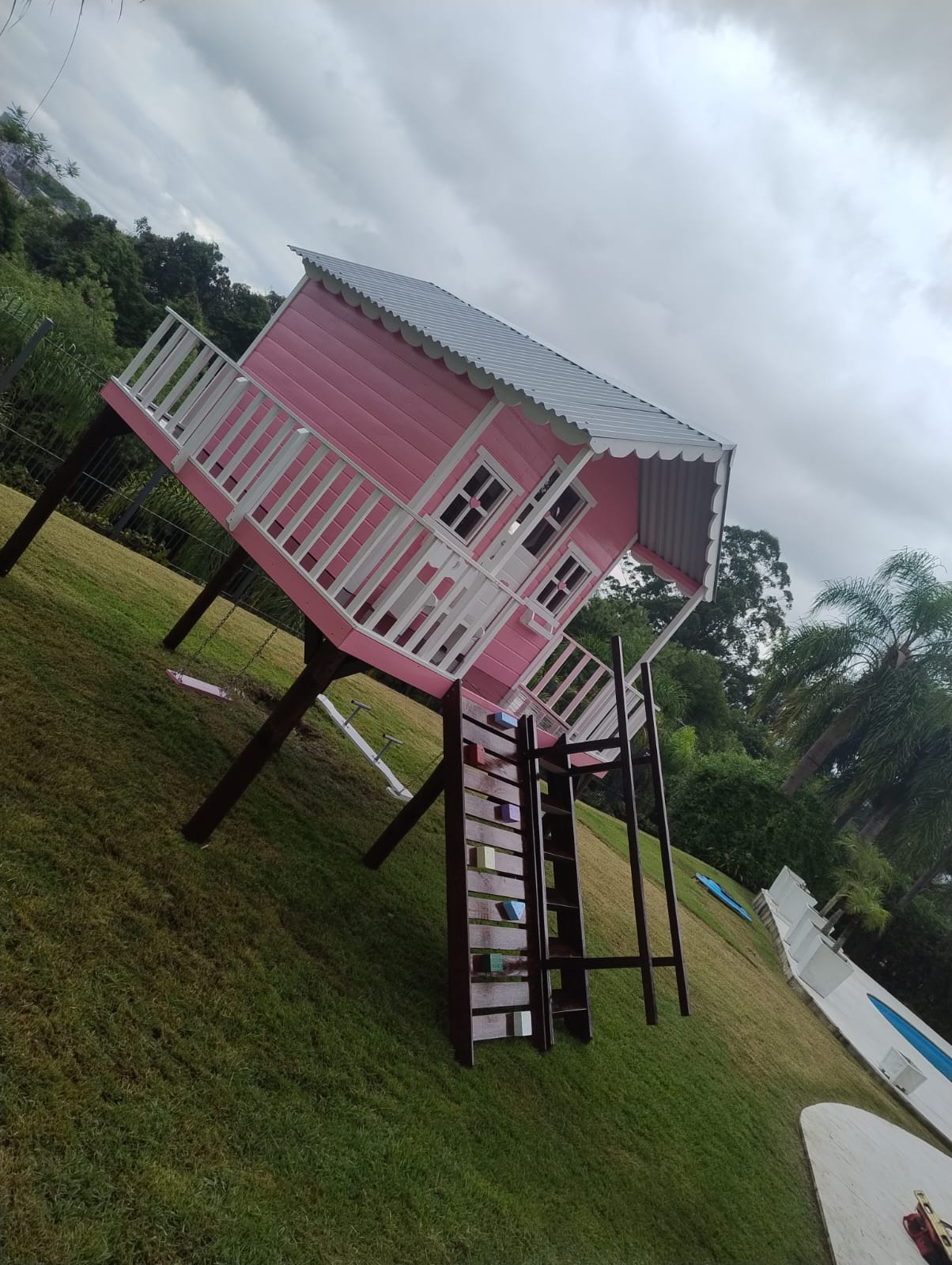 Casinha  Infantil  rosa alta  altura 1,30