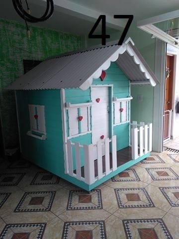 Casinha de Brinquedo de Madeira media