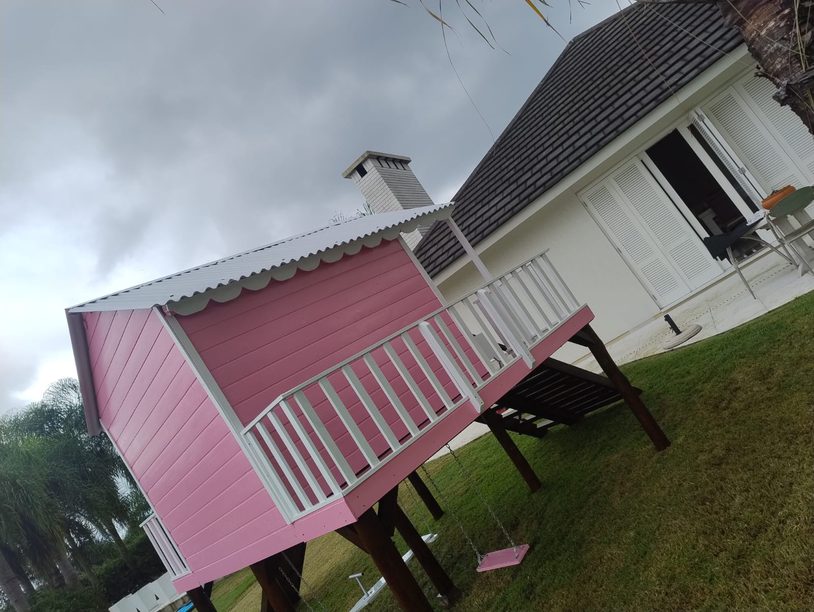 Casinha  Infantil  rosa alta  altura 1,30