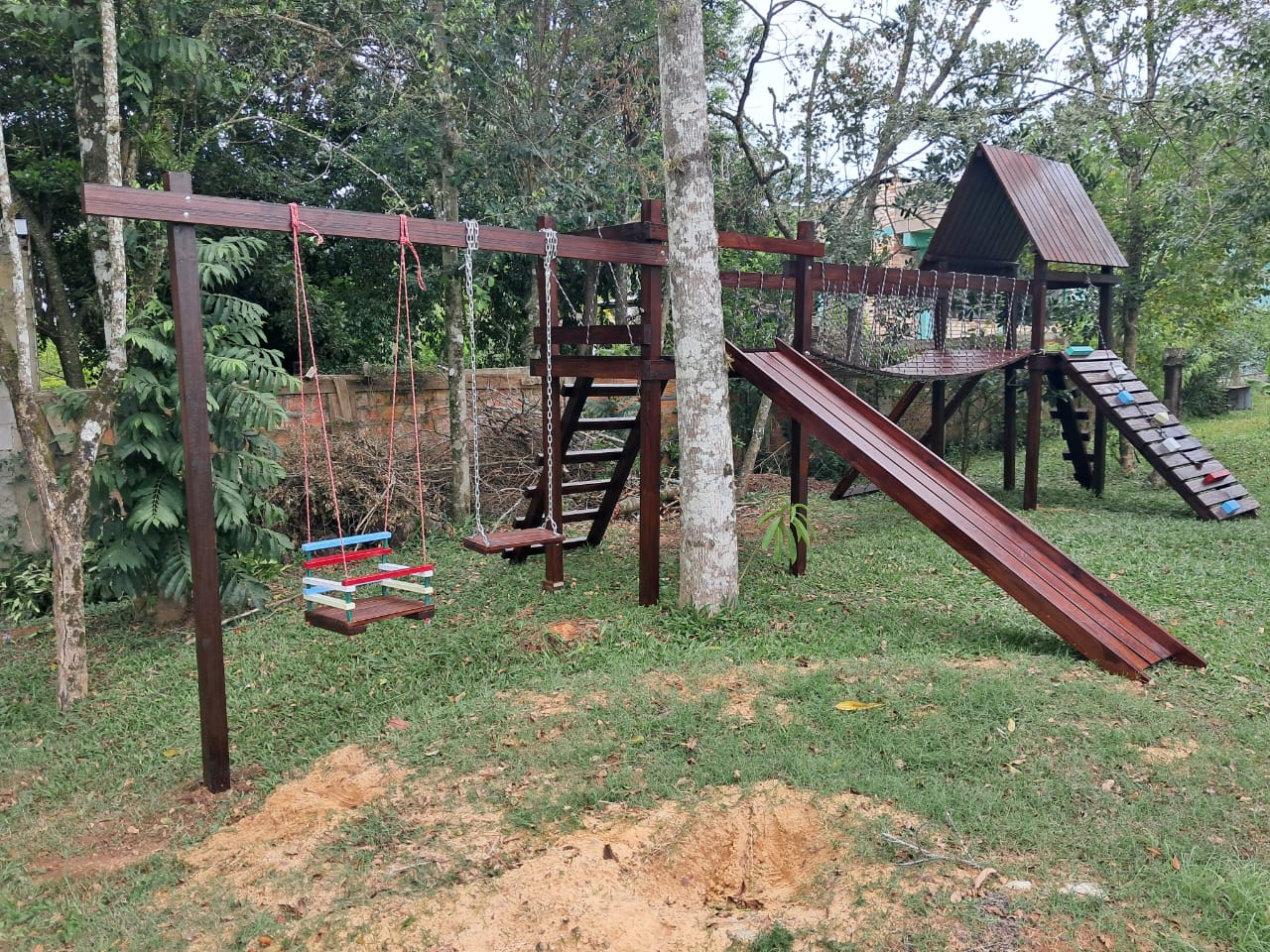 Playground de Madeira tratada para não estragar 