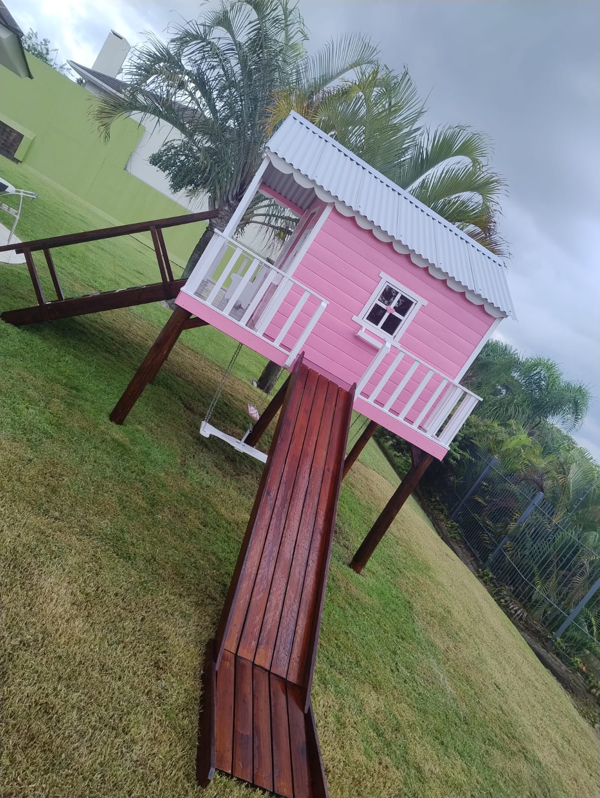 Casinha  Infantil  rosa alta  altura 1,30