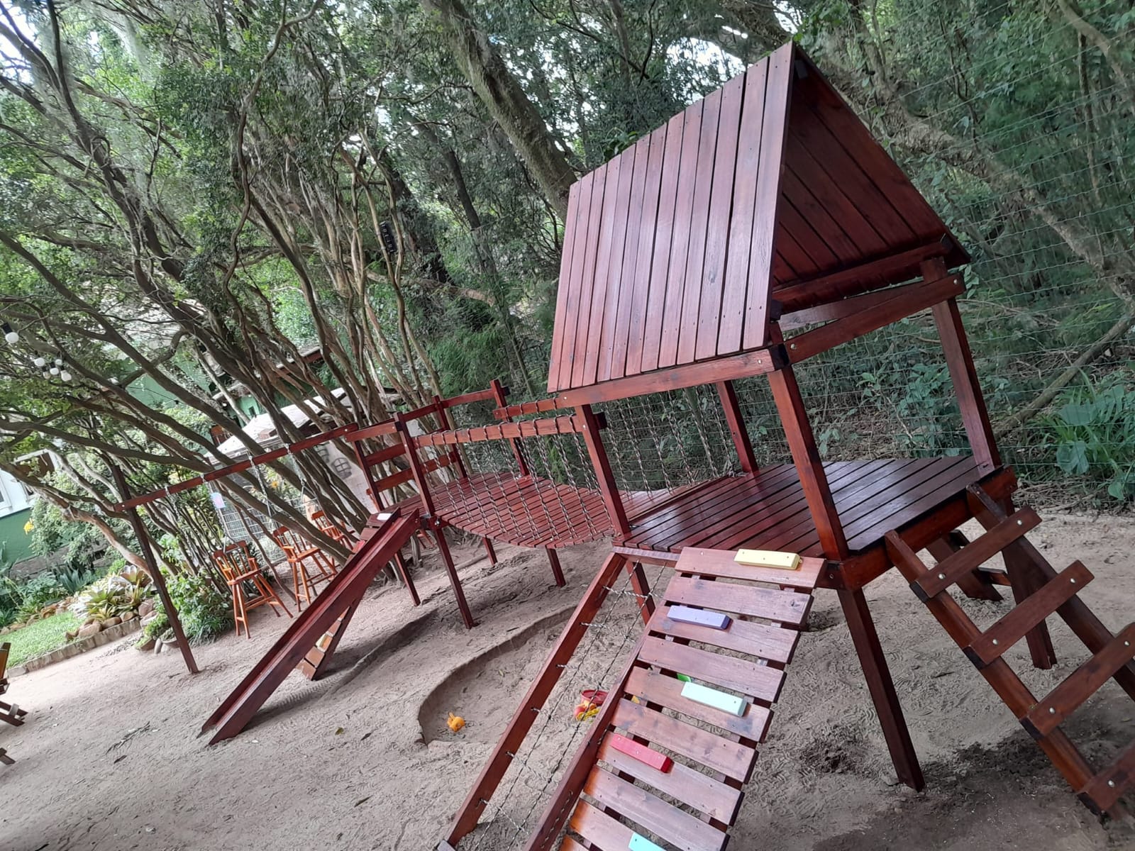 Playground de Madeira tratada para não estragar 
