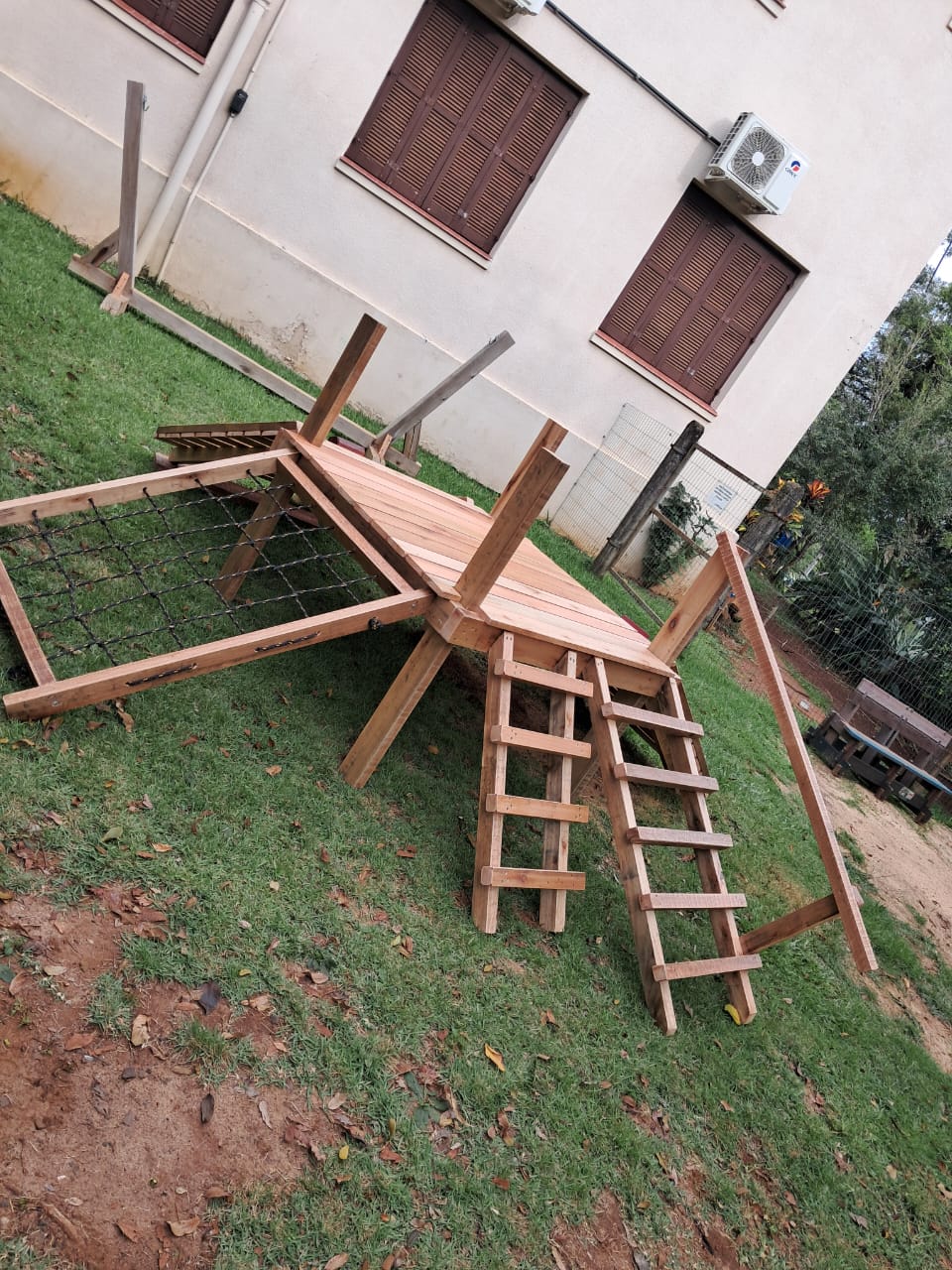 Playground de Madeira  eucalipto Infantil 4 lados