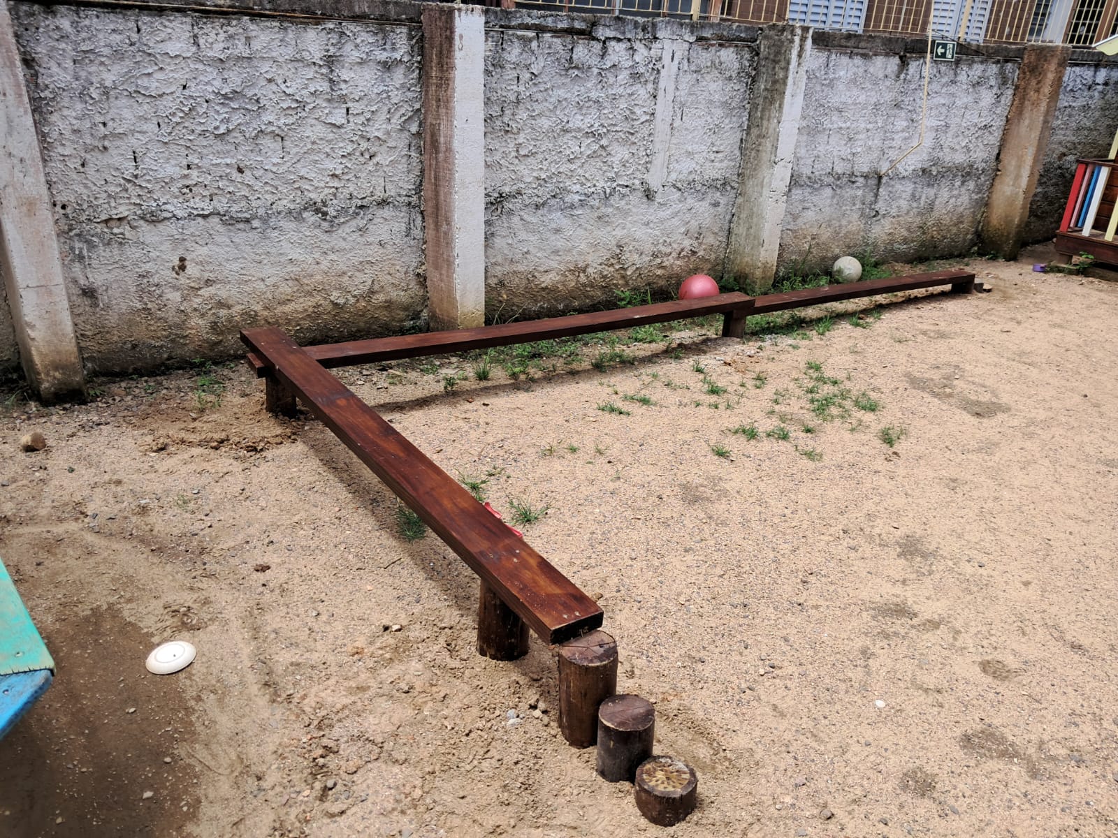 Passarela em madeiras e tocos