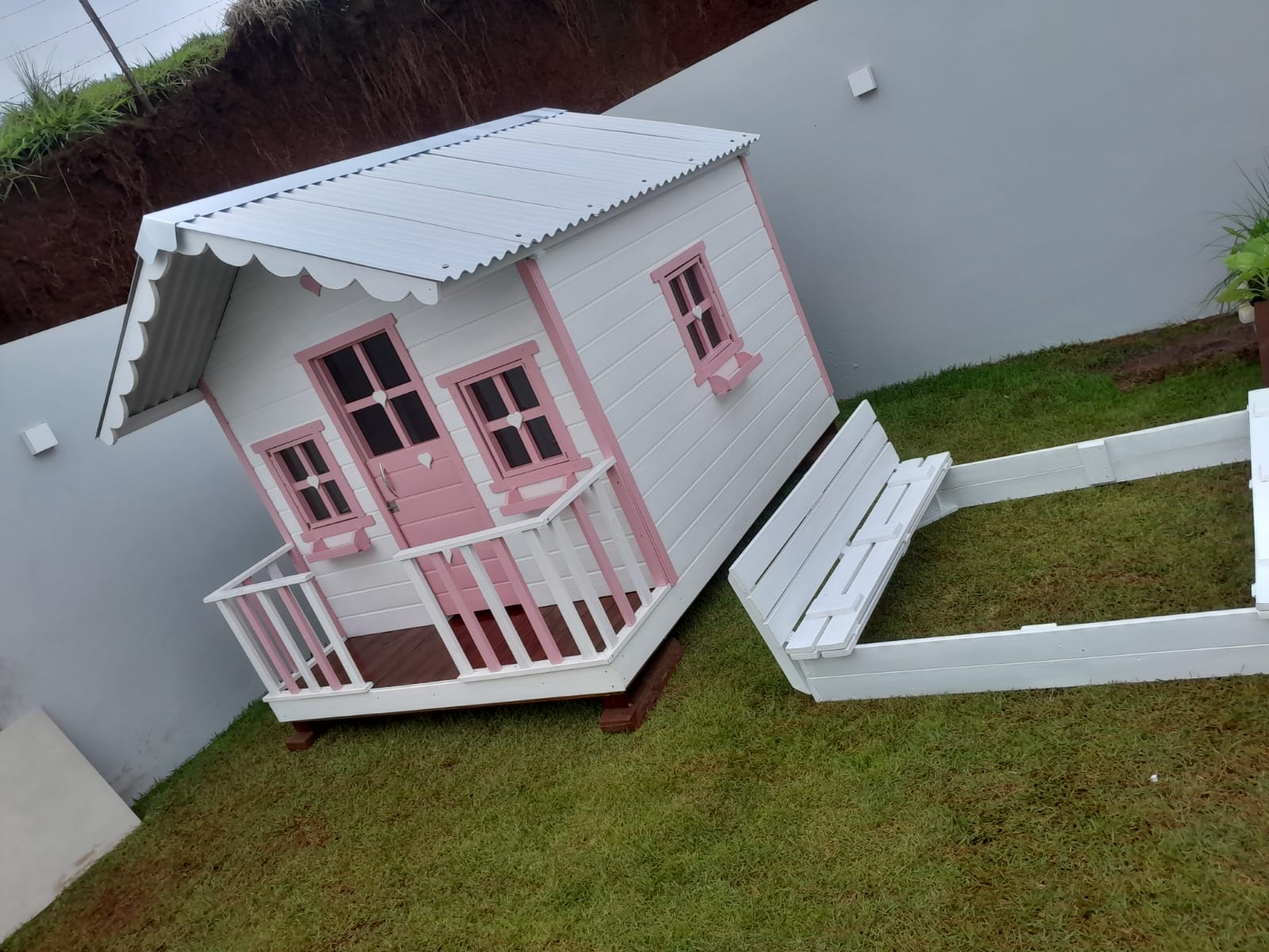 Casinha de Madeira Infantil com caixa de areia