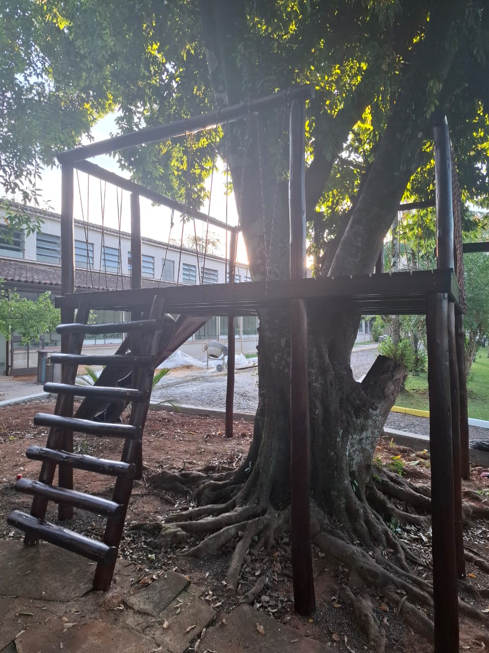 Casa na Árvore de Madeira playground rústico