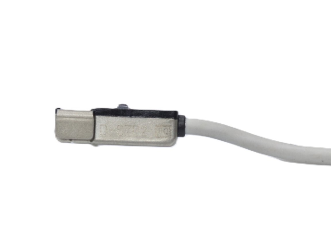 Sensor de proximidad con cable y conector macho 3pines Smc D-s7p2 