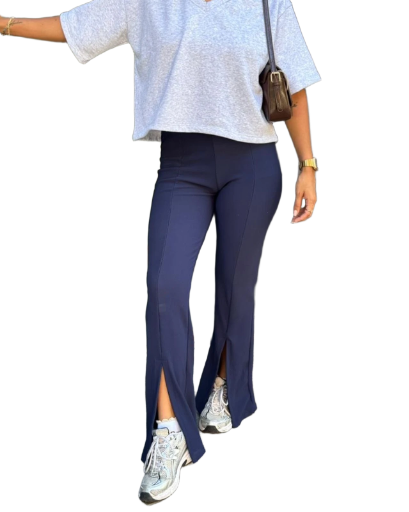 Pantalón azul con aberturas