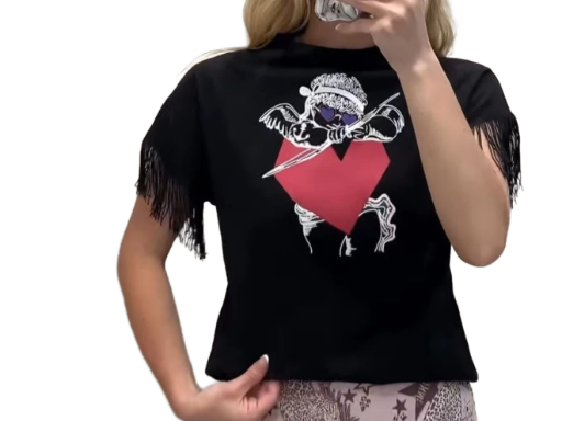 Remera negra con flecos y estampado