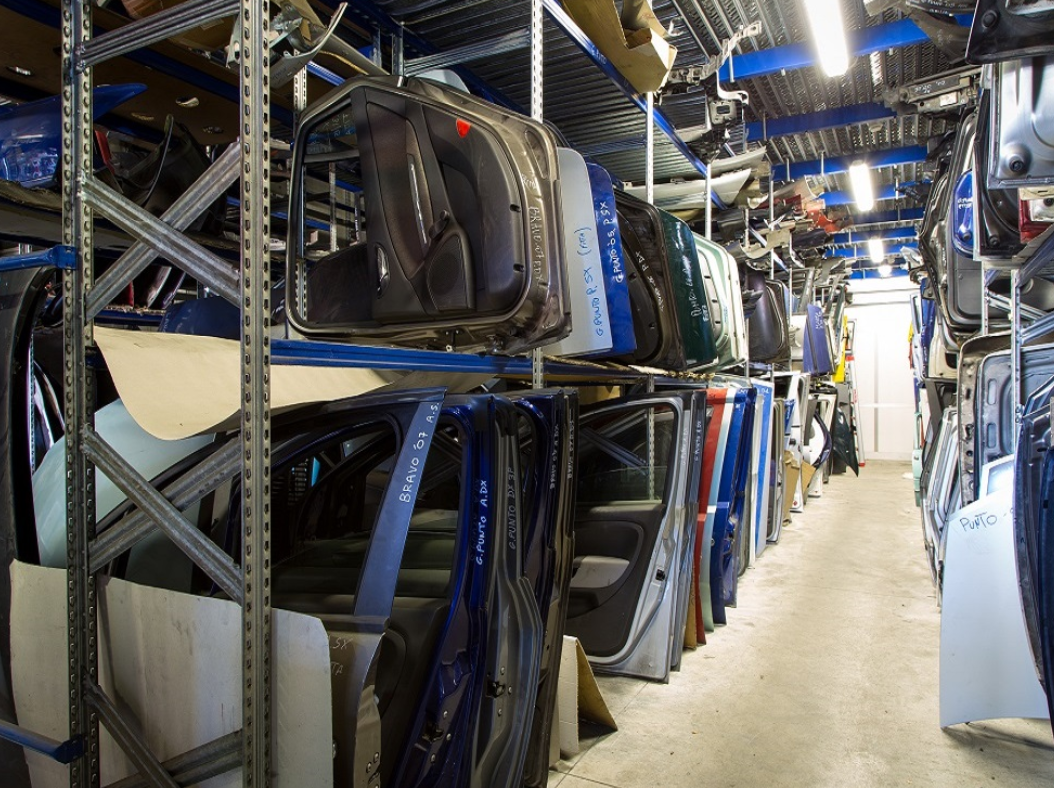 Ricambi motori e carrozzeria auto di tutti i marchi 