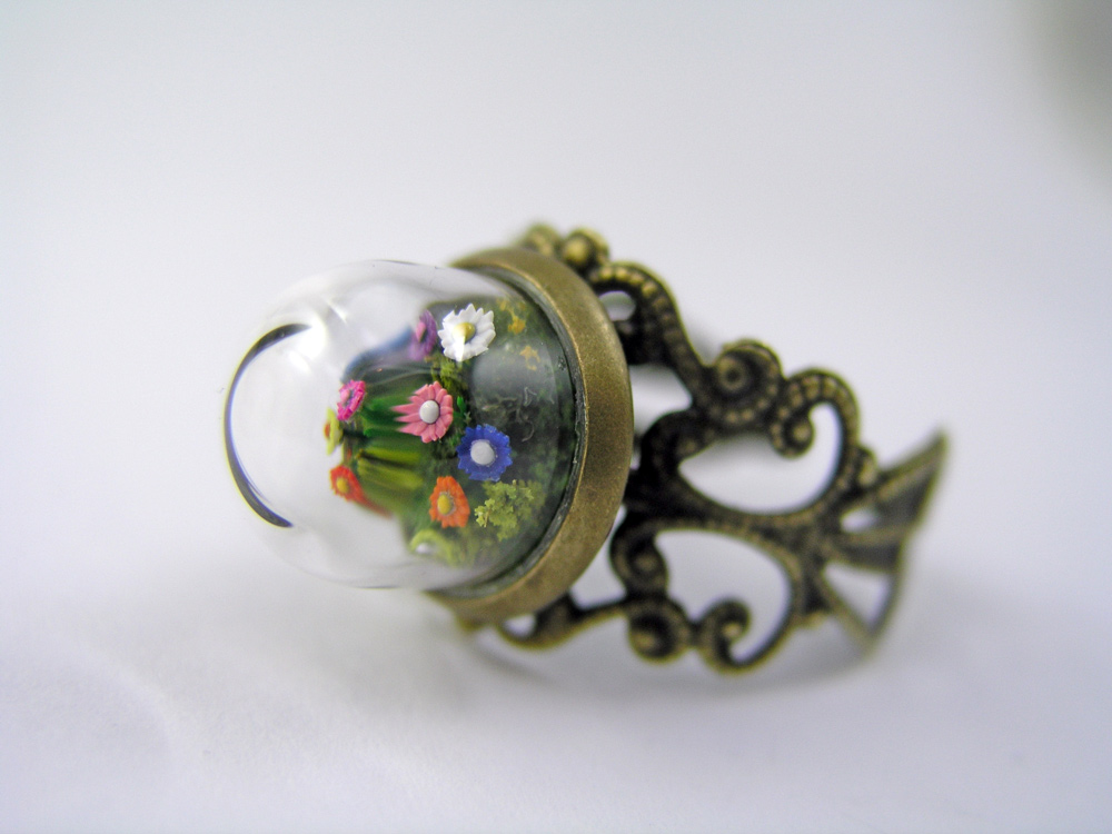 Miniature World Ring. A miniatue garden with tiny flowers.