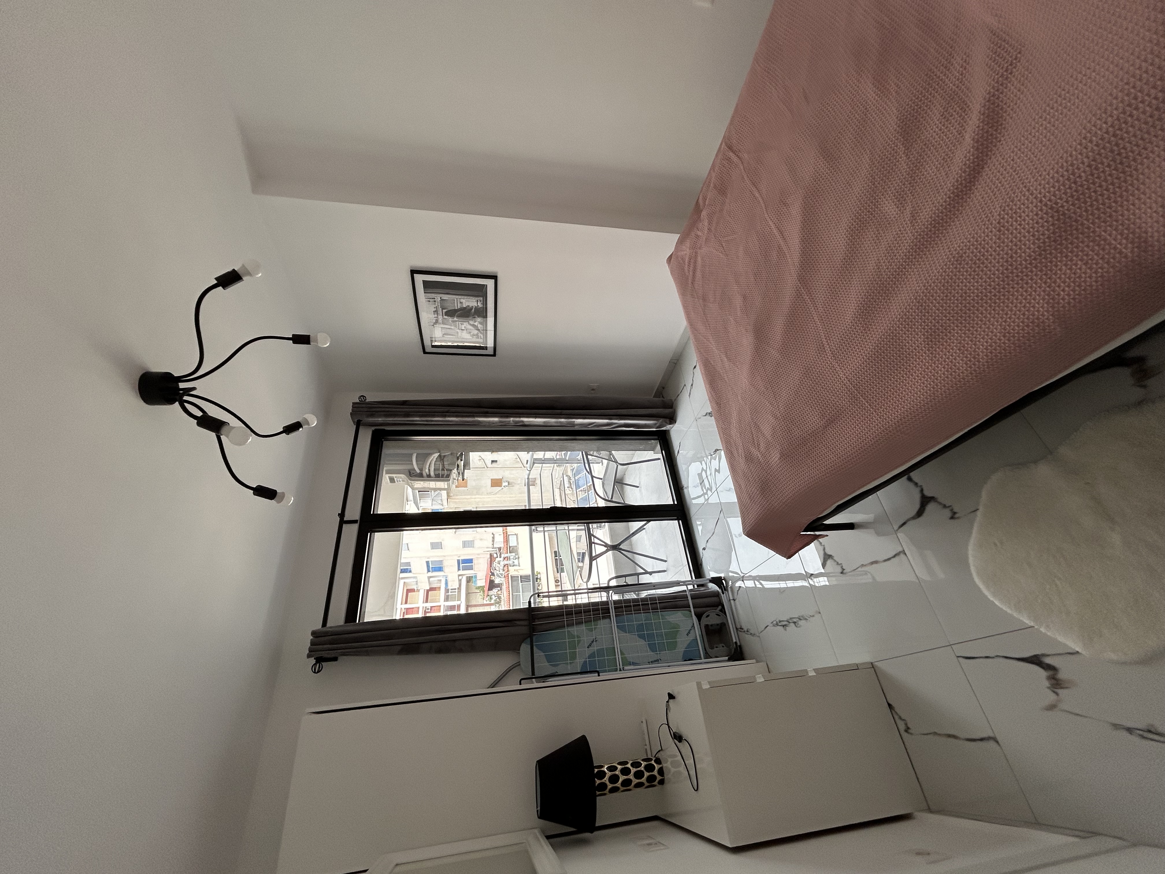 Małe mieszkanie z widokiem na miasto