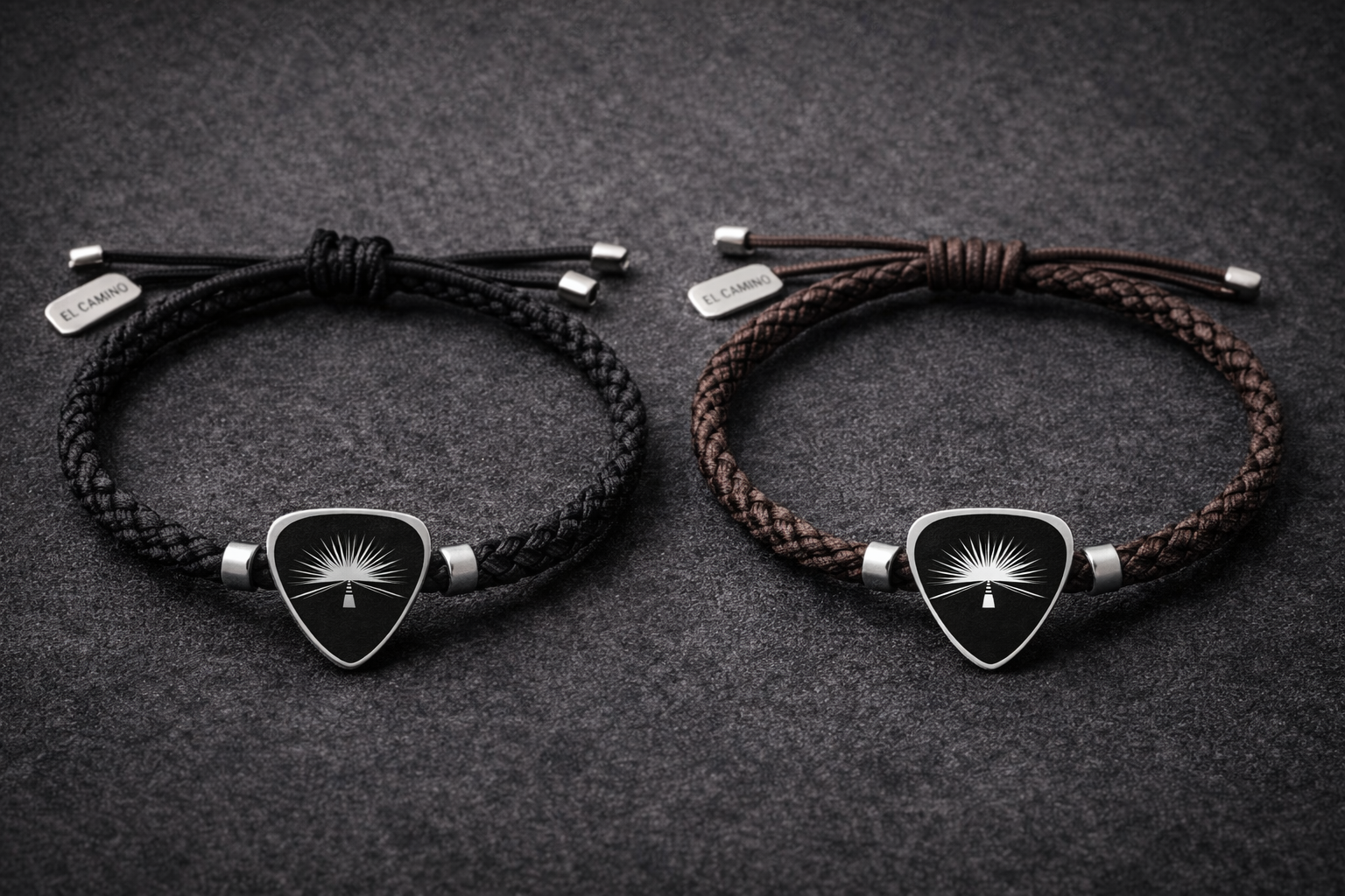 Pulsera de cuero con medallón geométrico