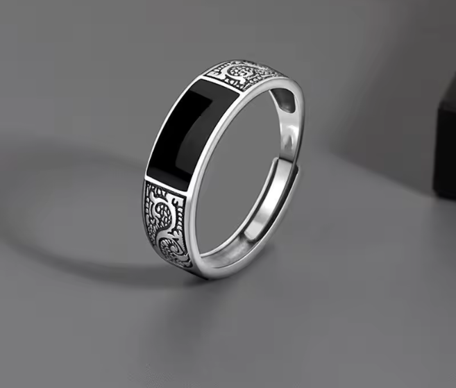 Anillo con ónix negro