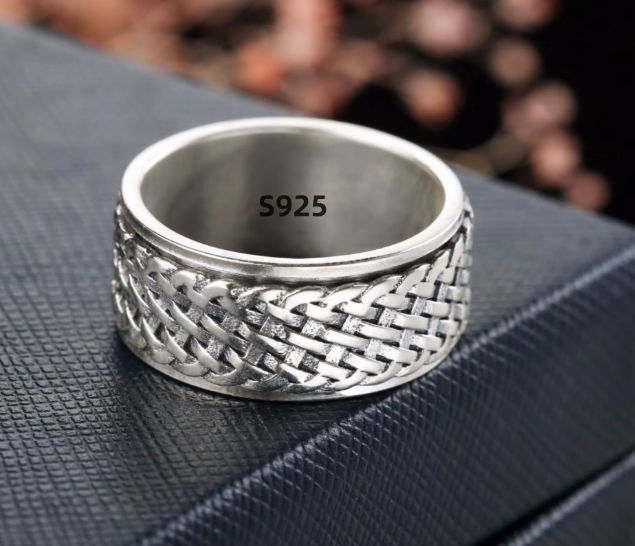 Anillo con diseño entretejido 