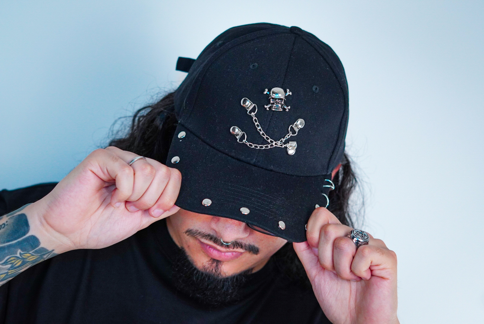 Gorra Negra con Pines Metálicos